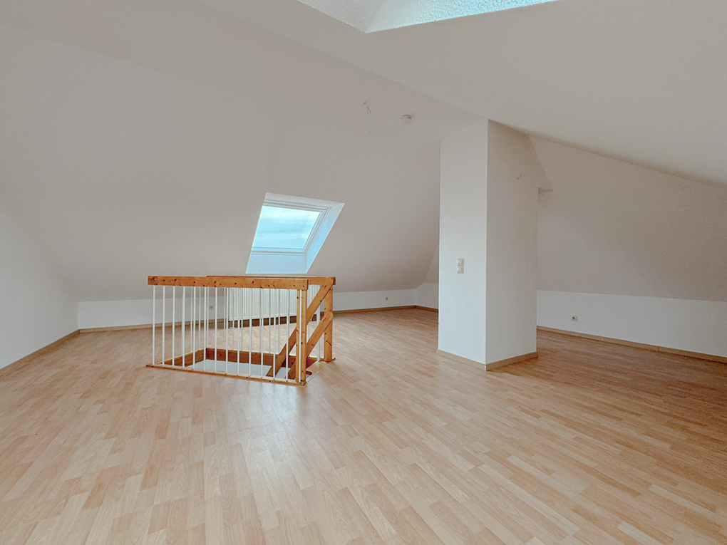 Helle Maisonette-Wohnung mit Balkon und Stellplatz