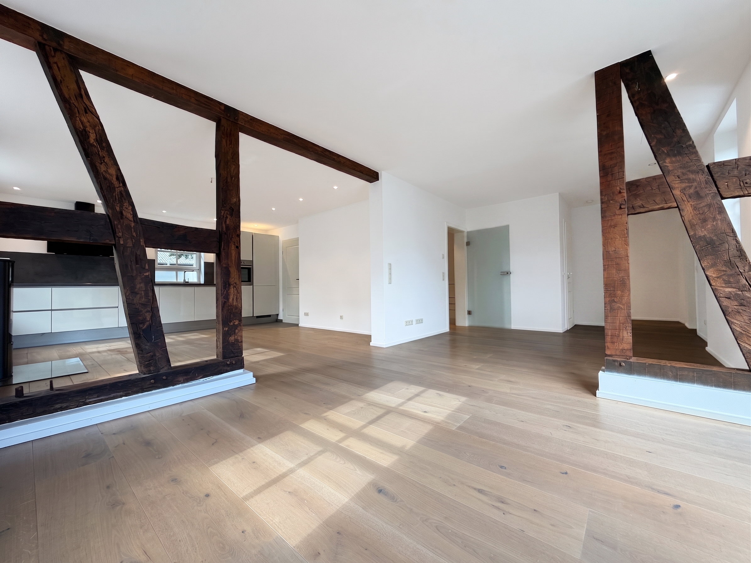 Stilvoll sanierte 3-Zimmer-Wohnung mit Terrasse, Garten und Einbauküche