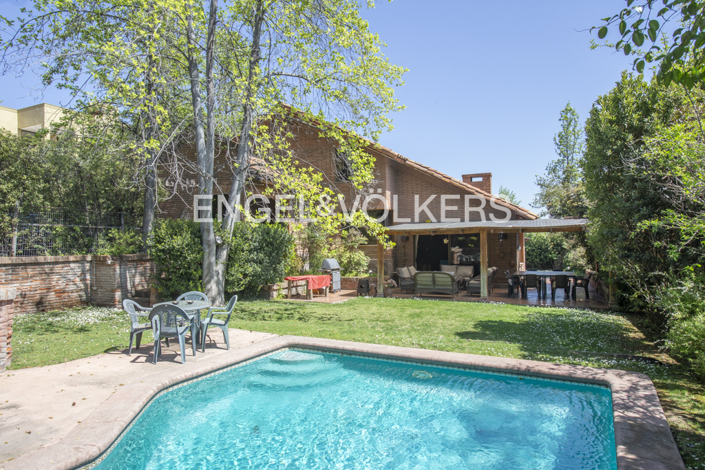 Casa En Venta Los Domínicos/La Foresta, Cercana a Colegios