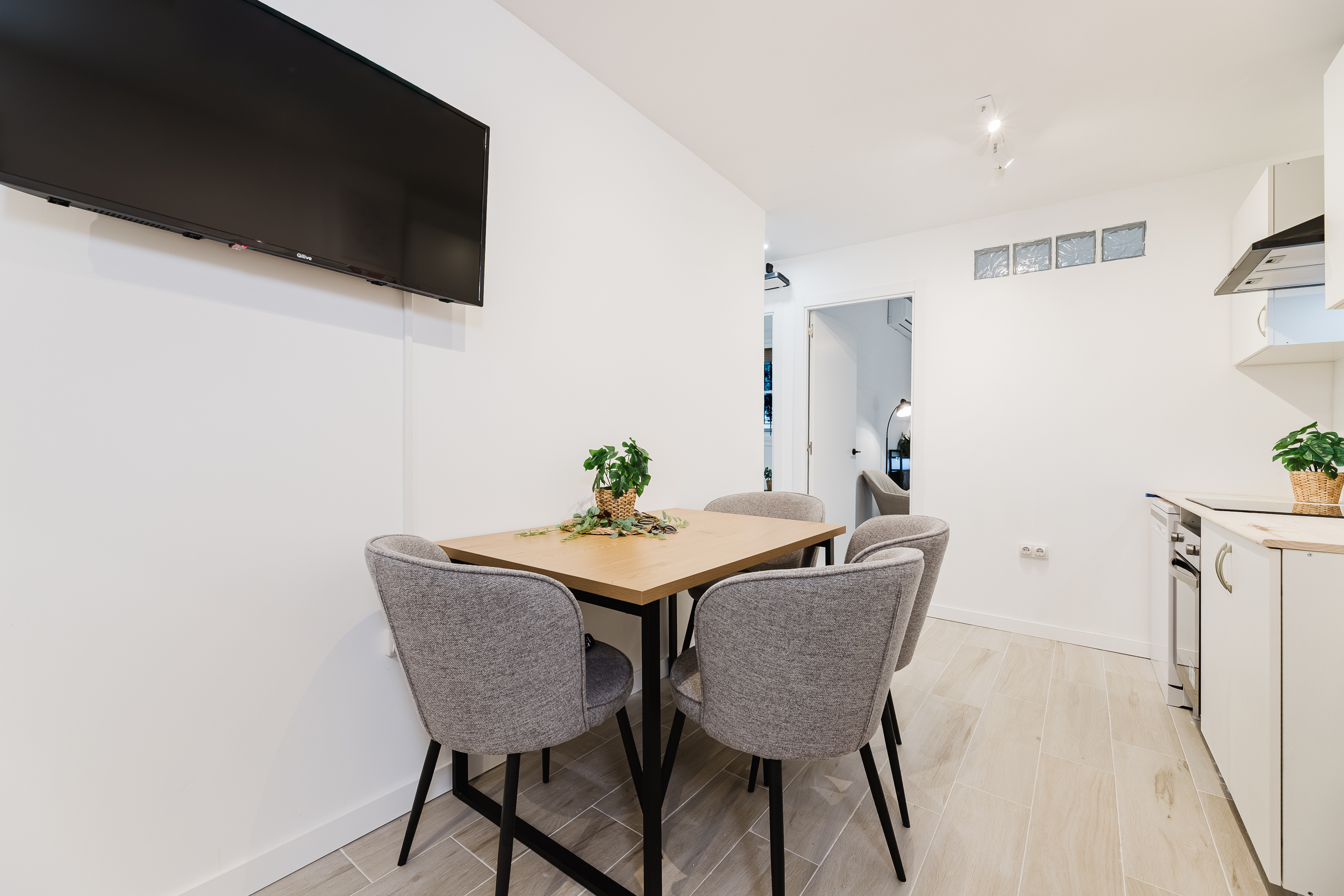 Comfortable 4-Room Furnished Apartment - Short Stay