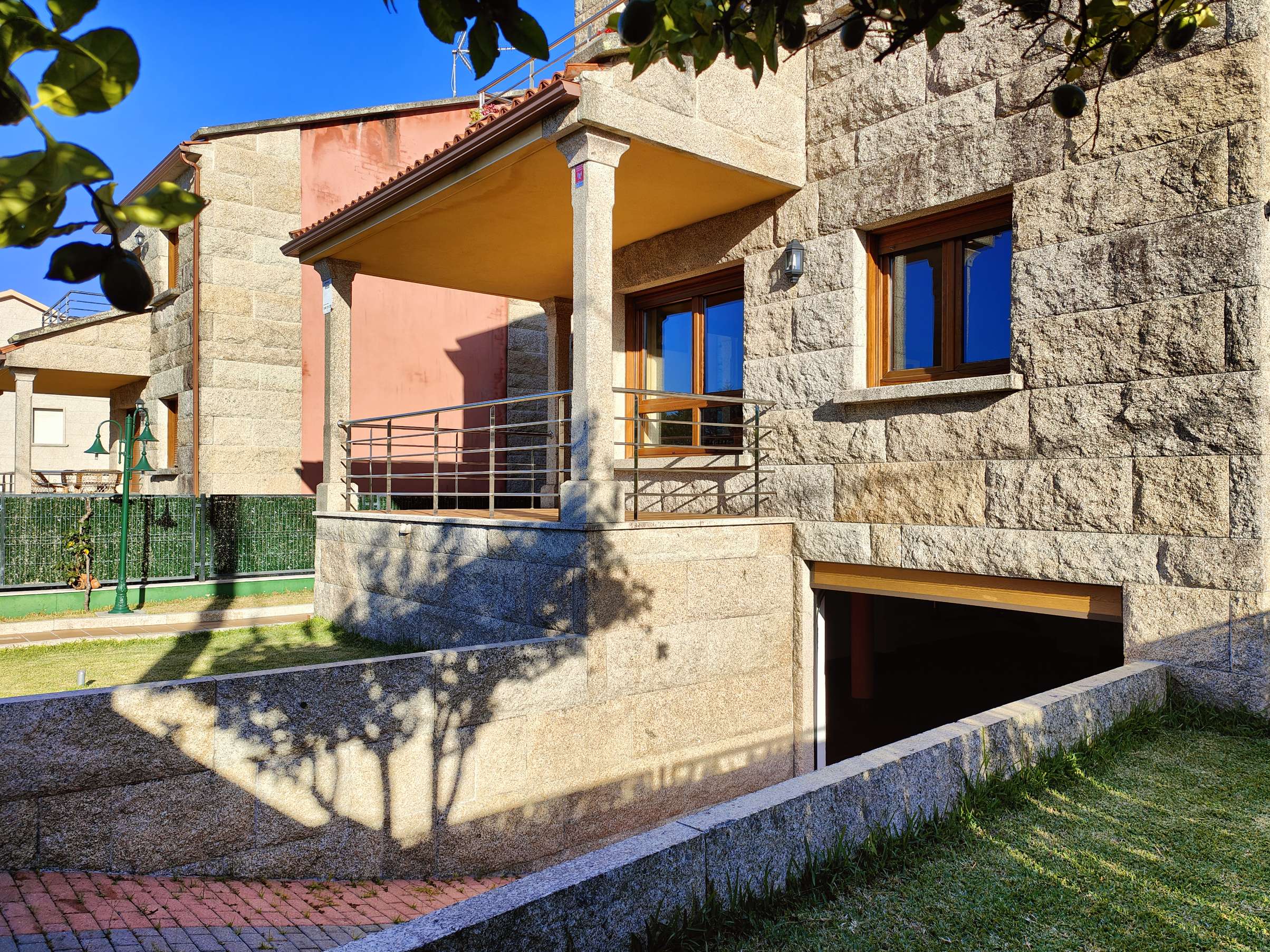Casa de 4 dormitorios con jardín a un paso de A Lanzada