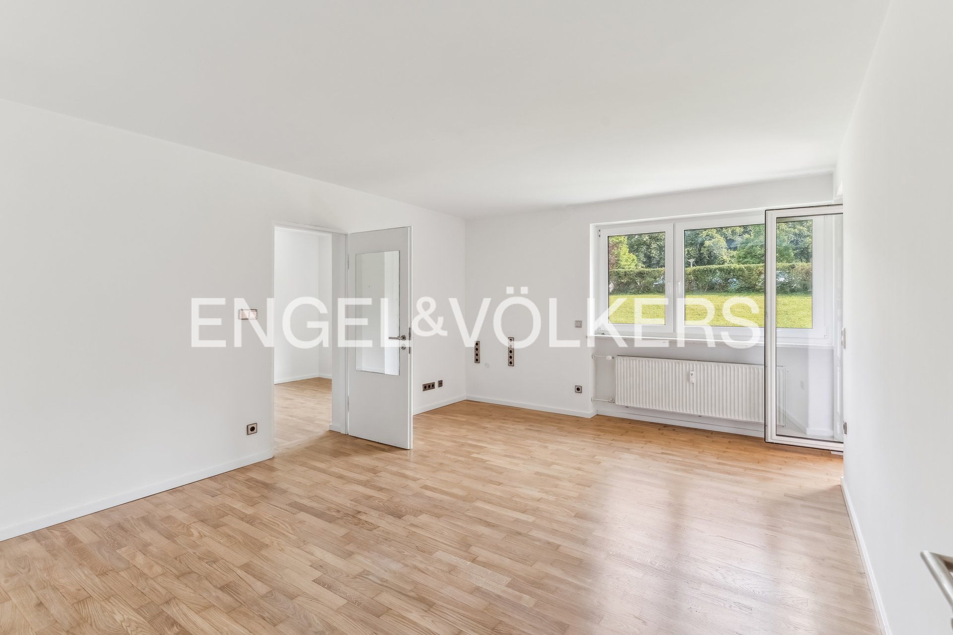 Spacious four-room apartment with a view of greenery