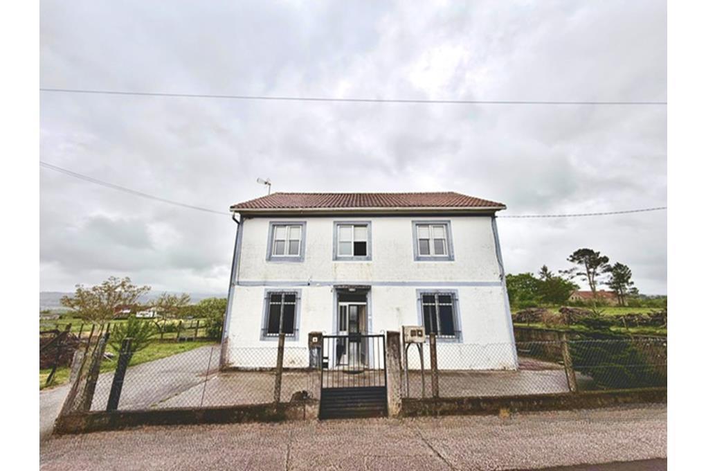 E&V sells a 200m² house for partial renovation, with 2,677m² plot, in A Estrada