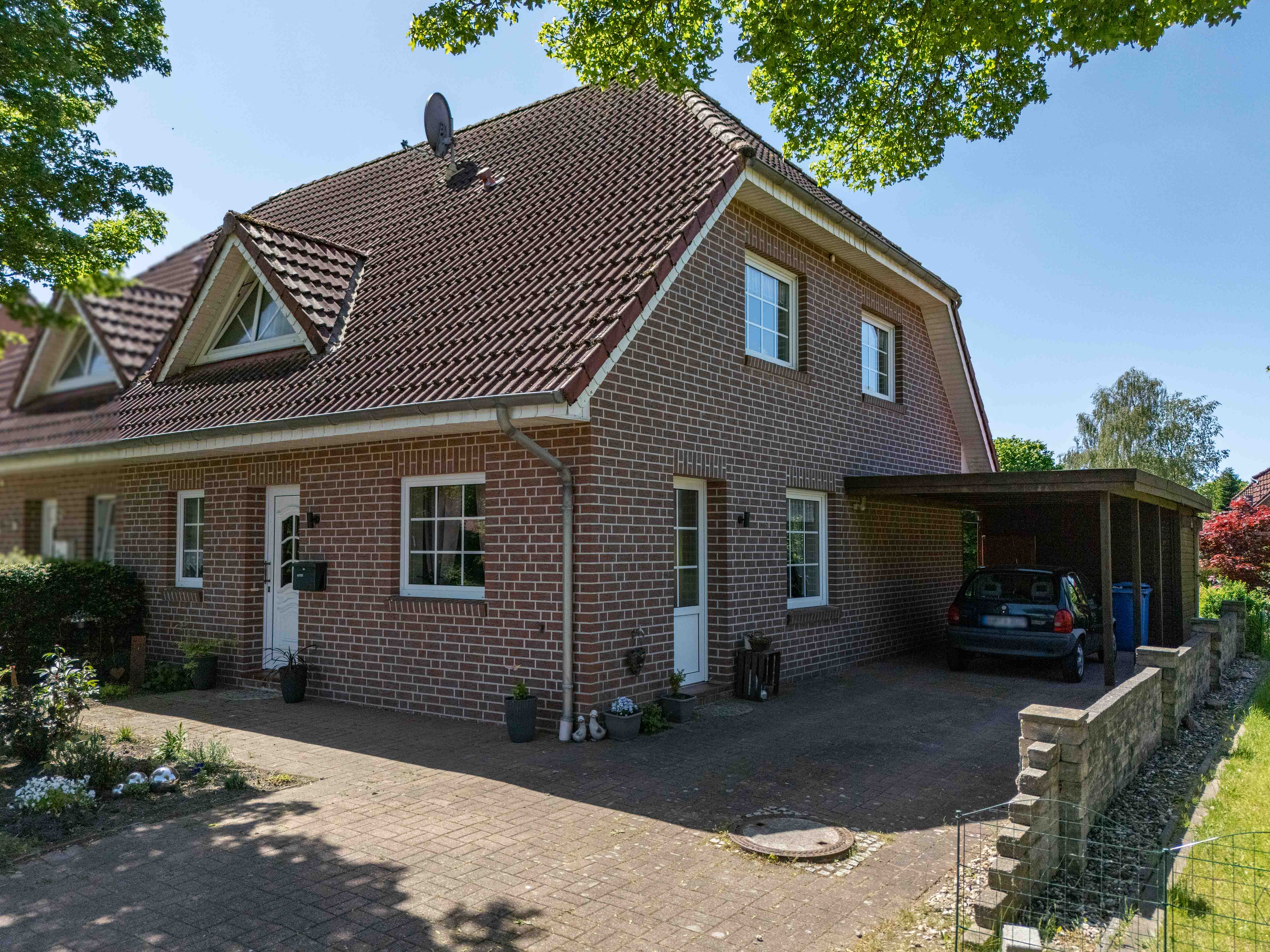 DHH in beliebter Lage von Aurich-Schirum mit Terrasse & Carport