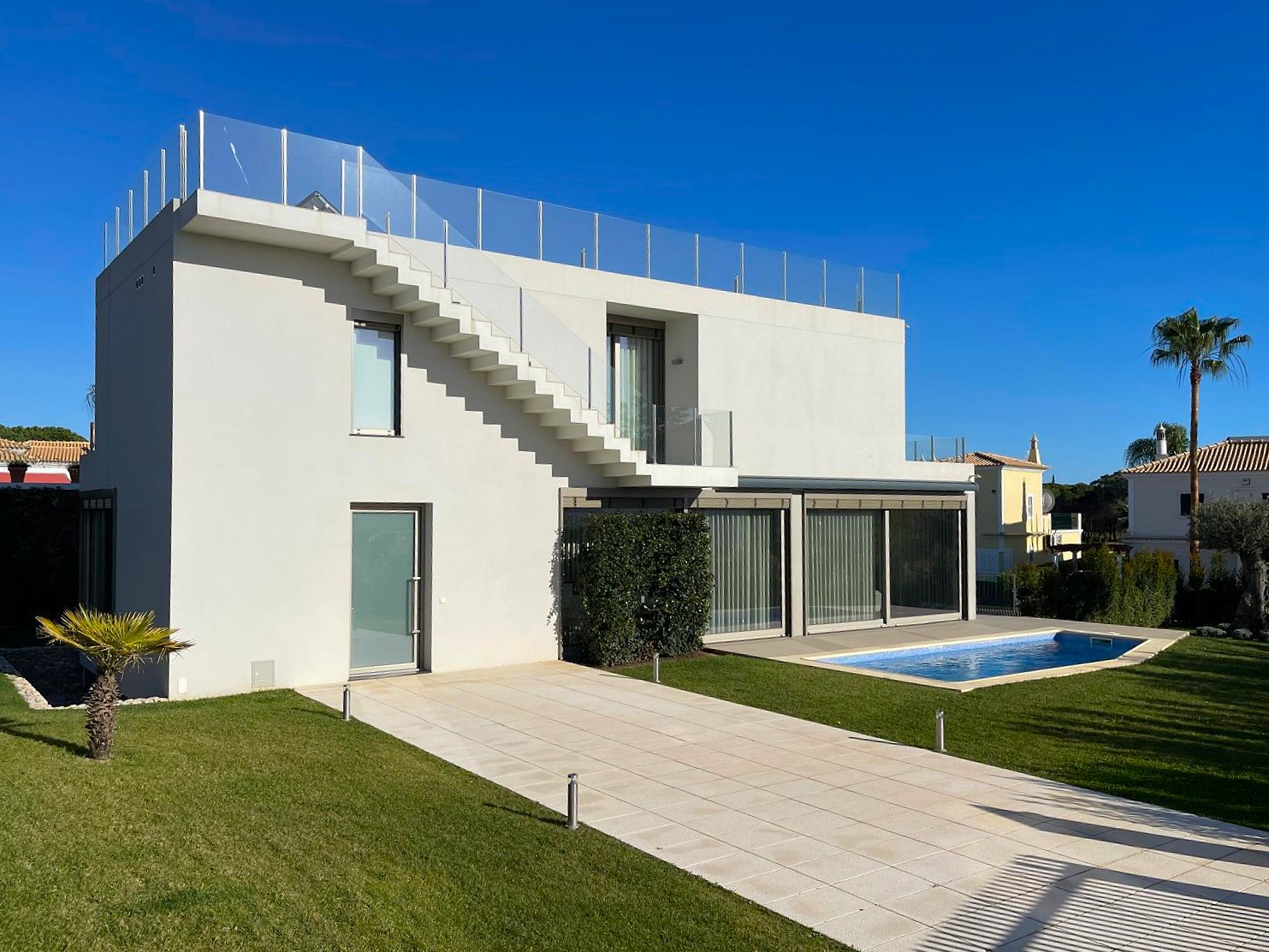 Moderne T3+1-Wohnung mit privatem Pool und Garten, zwischen Vale do Lobo und Quinta do Lago
