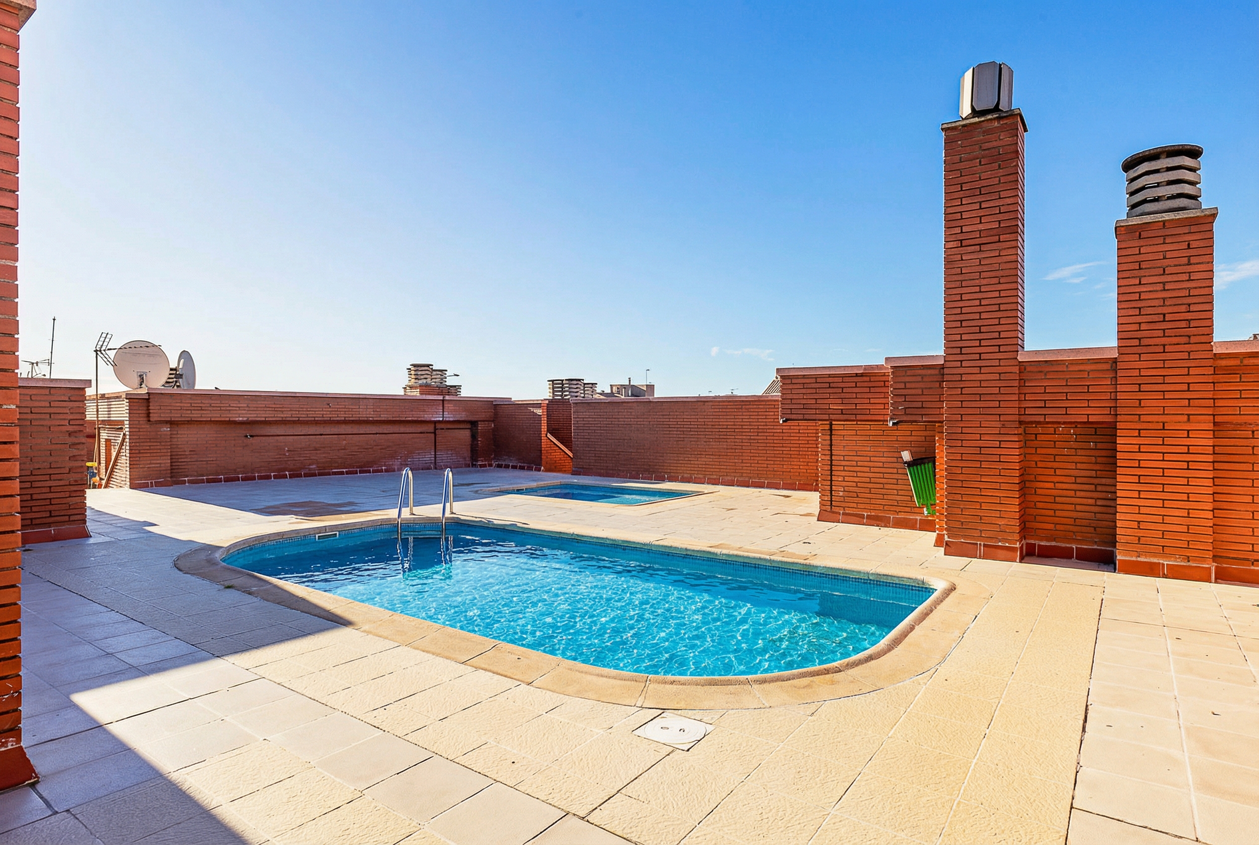 Inversión en Vallcarca: Nuda Propiedad de 108m² con piscina y gran potencial