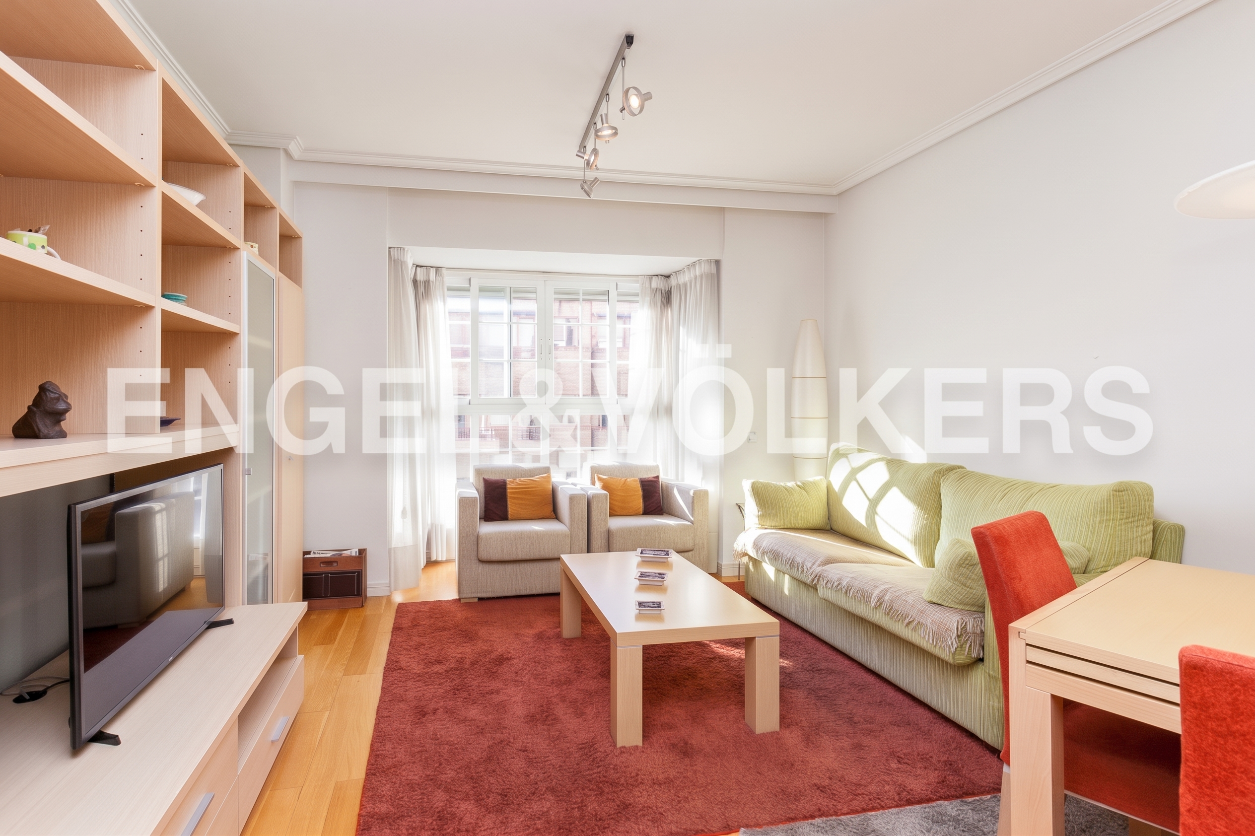 Apartment with swimming pool and parking space, for long-term rental.