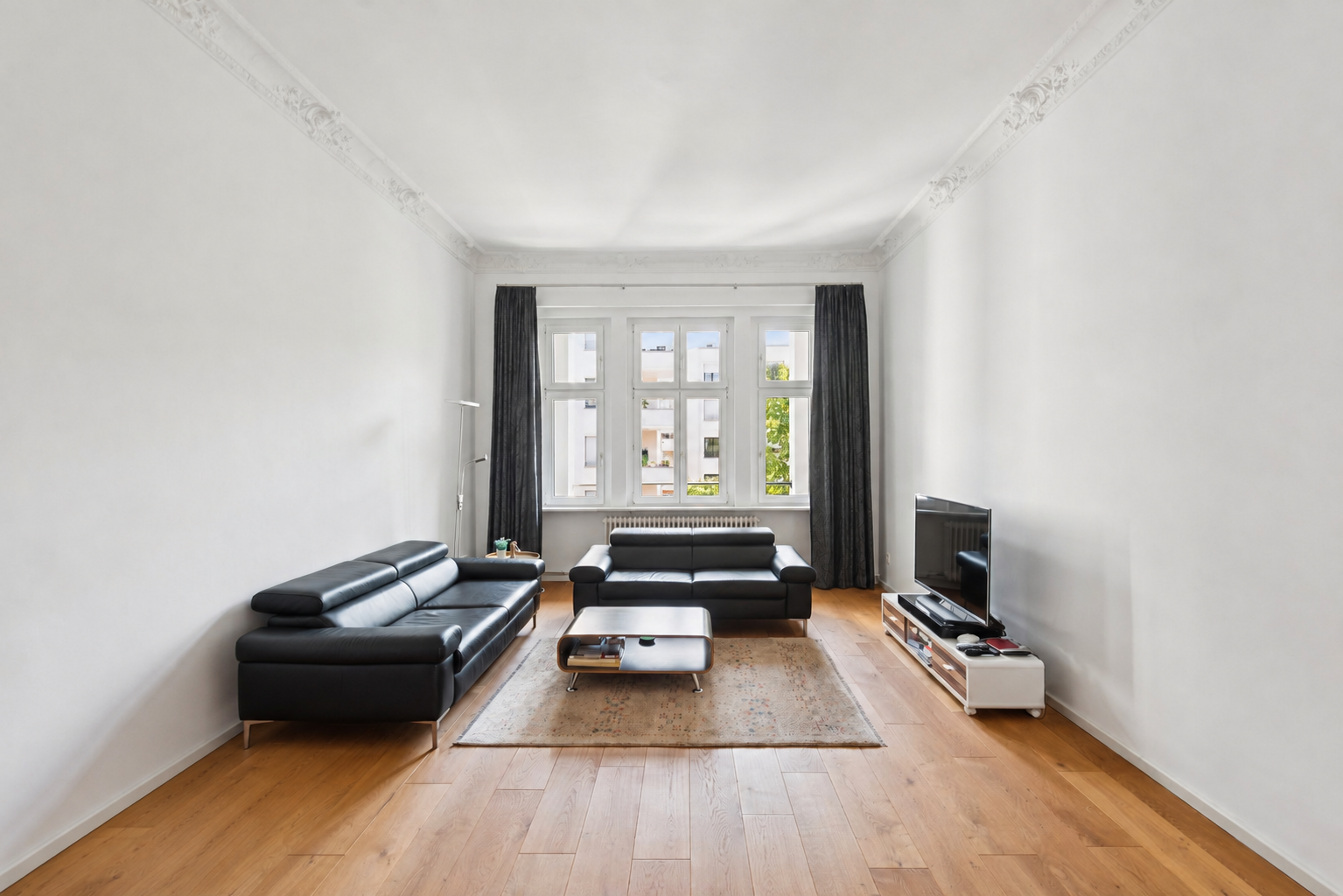 Hochwertig sanierte Altbauwohnung mit zwei Bädern und Balkon