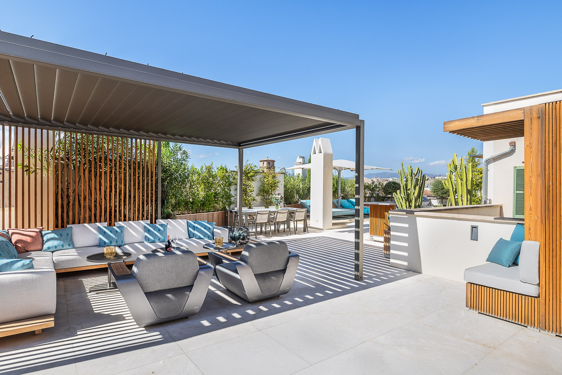 Spacious penthouse with exclusive terraces – urban luxury on a single level