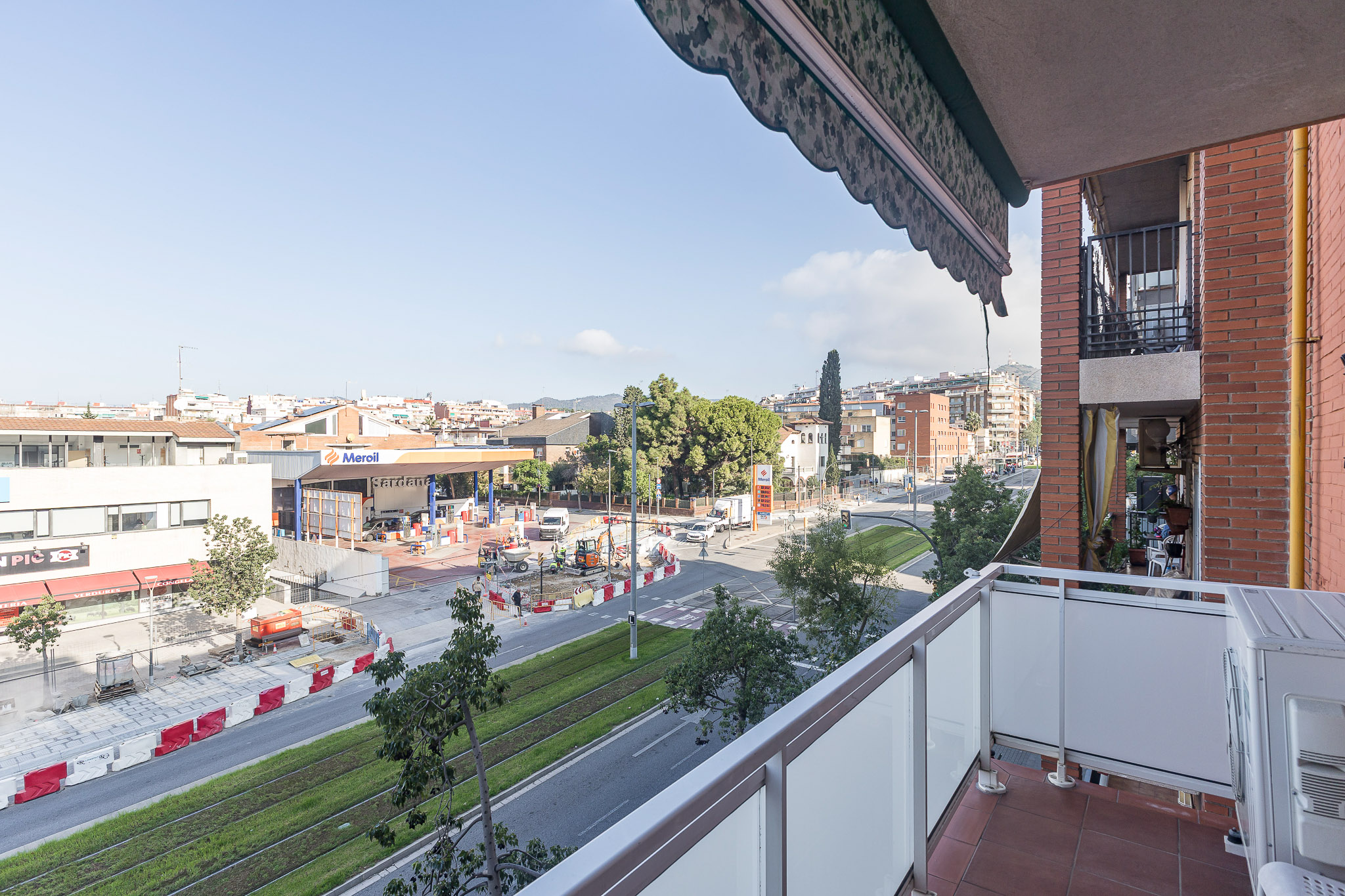 Elegant, spacious renovated apartment in Plaza de la Sardana