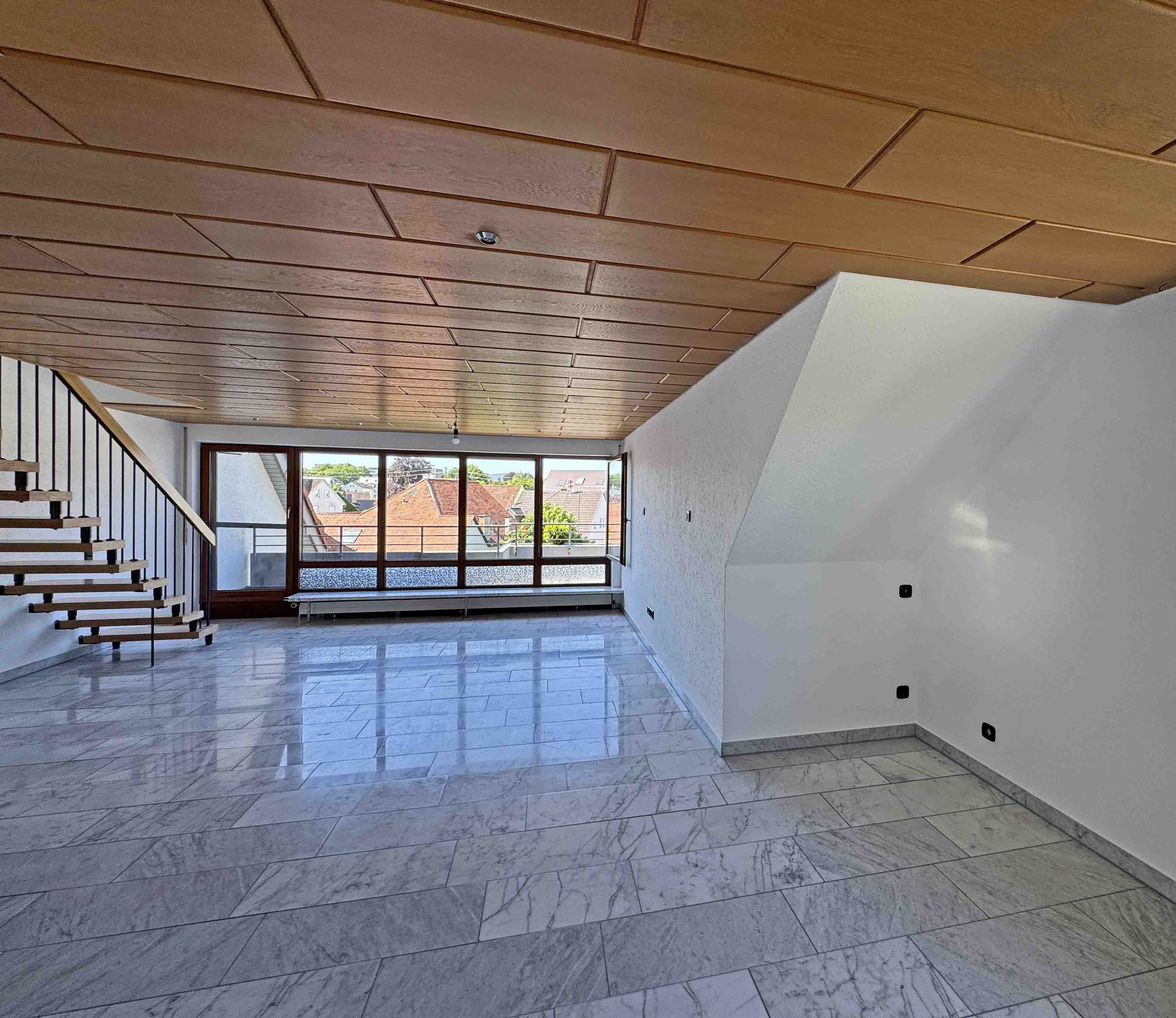 Maisonette-Wohnung mit Dachterrasse, Teckblick, Aufzug, neuer Designküche und 2 Tiefgaragenstellplätzen