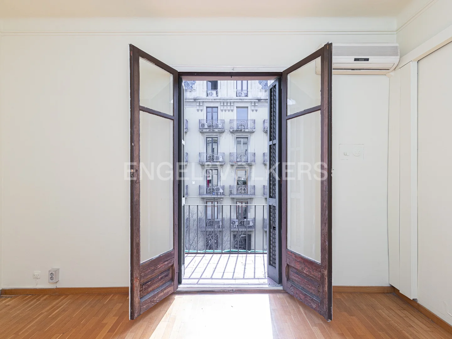 Spacious flat to refurbish in a classical building in Eixample