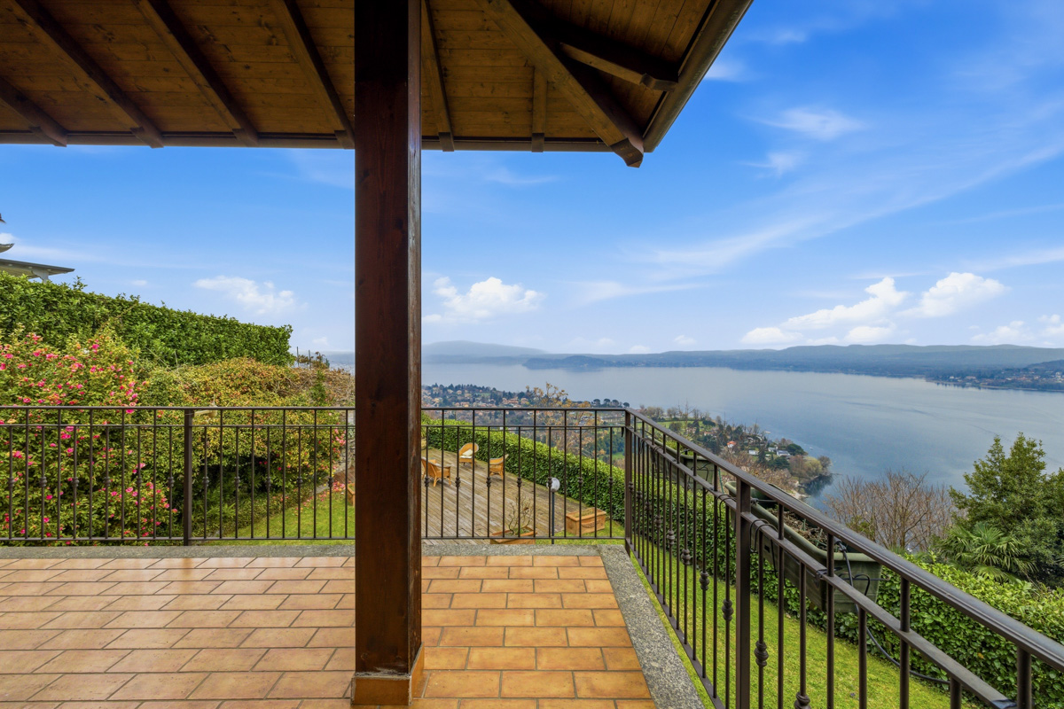 Villa à Massino Visconti avec vue panoramique sur le lac