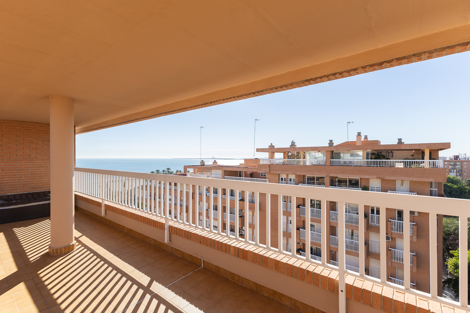 Duplex penthouse with sea views and a spacious terrace in La Patacona