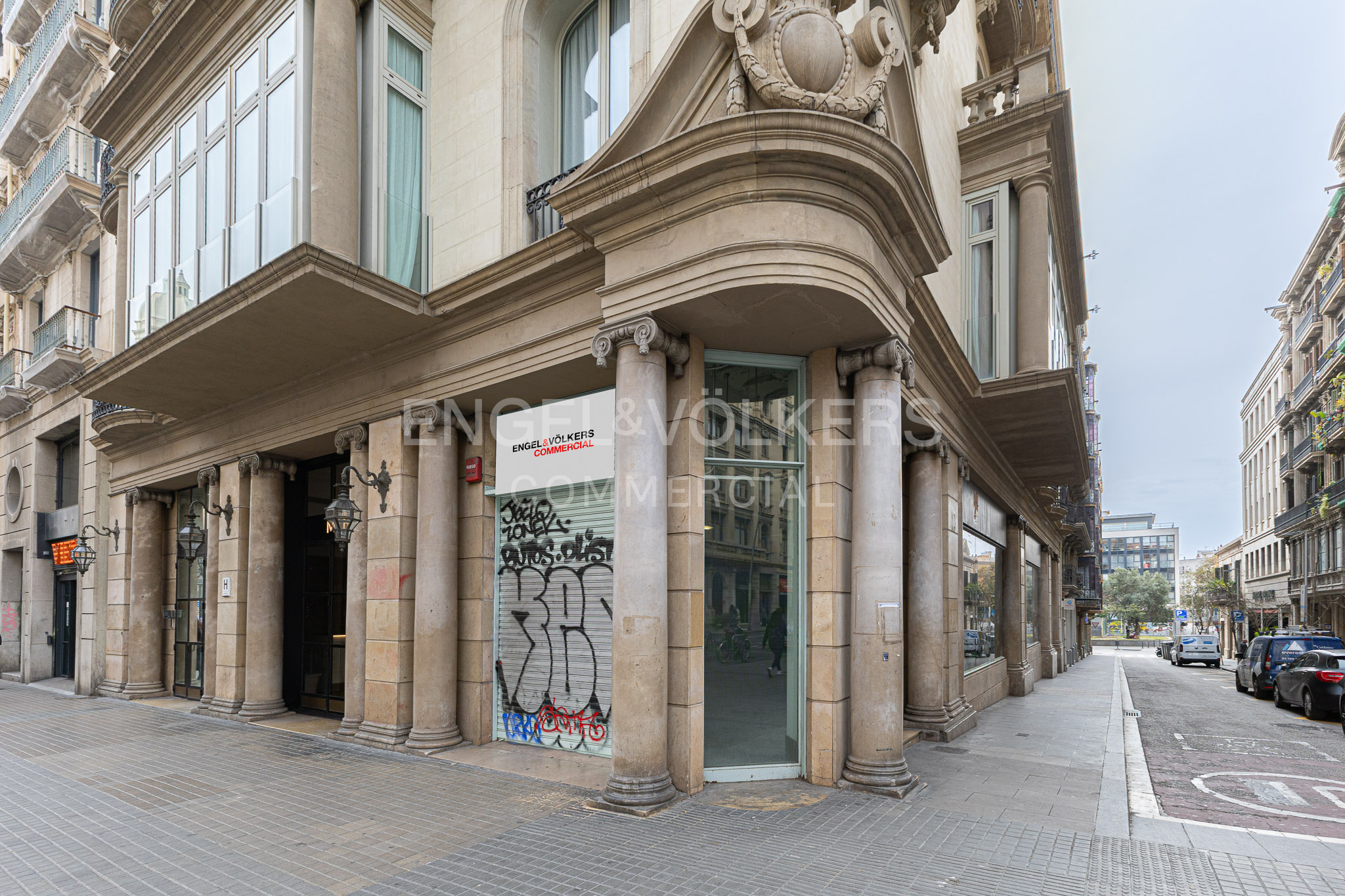 Espectacular local de 250m2 en carrer Pelai con 25 metros lineales de fachada