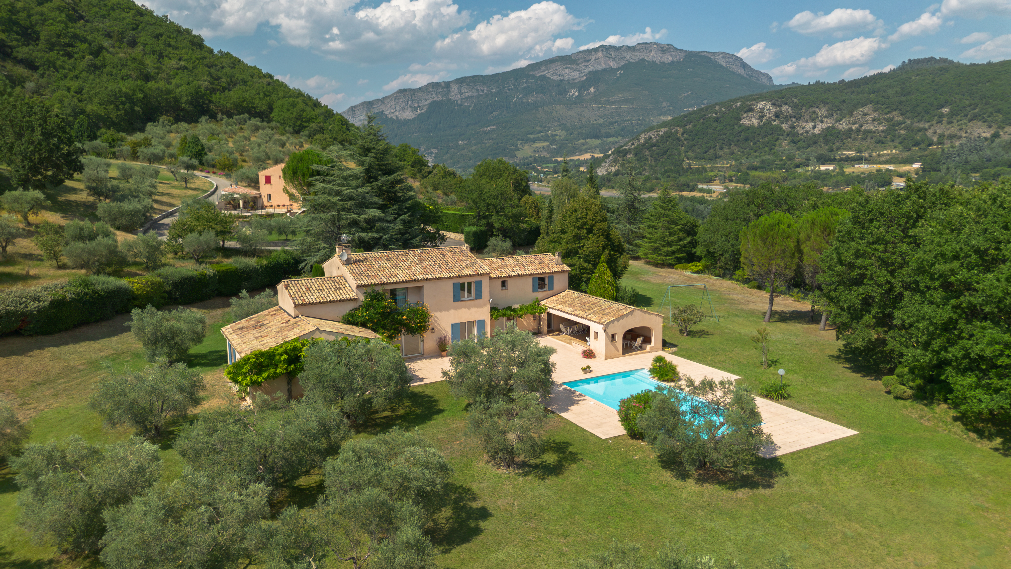 Sisteron – Architektenhaus mit Pool, Olivenhain und Panoramablick