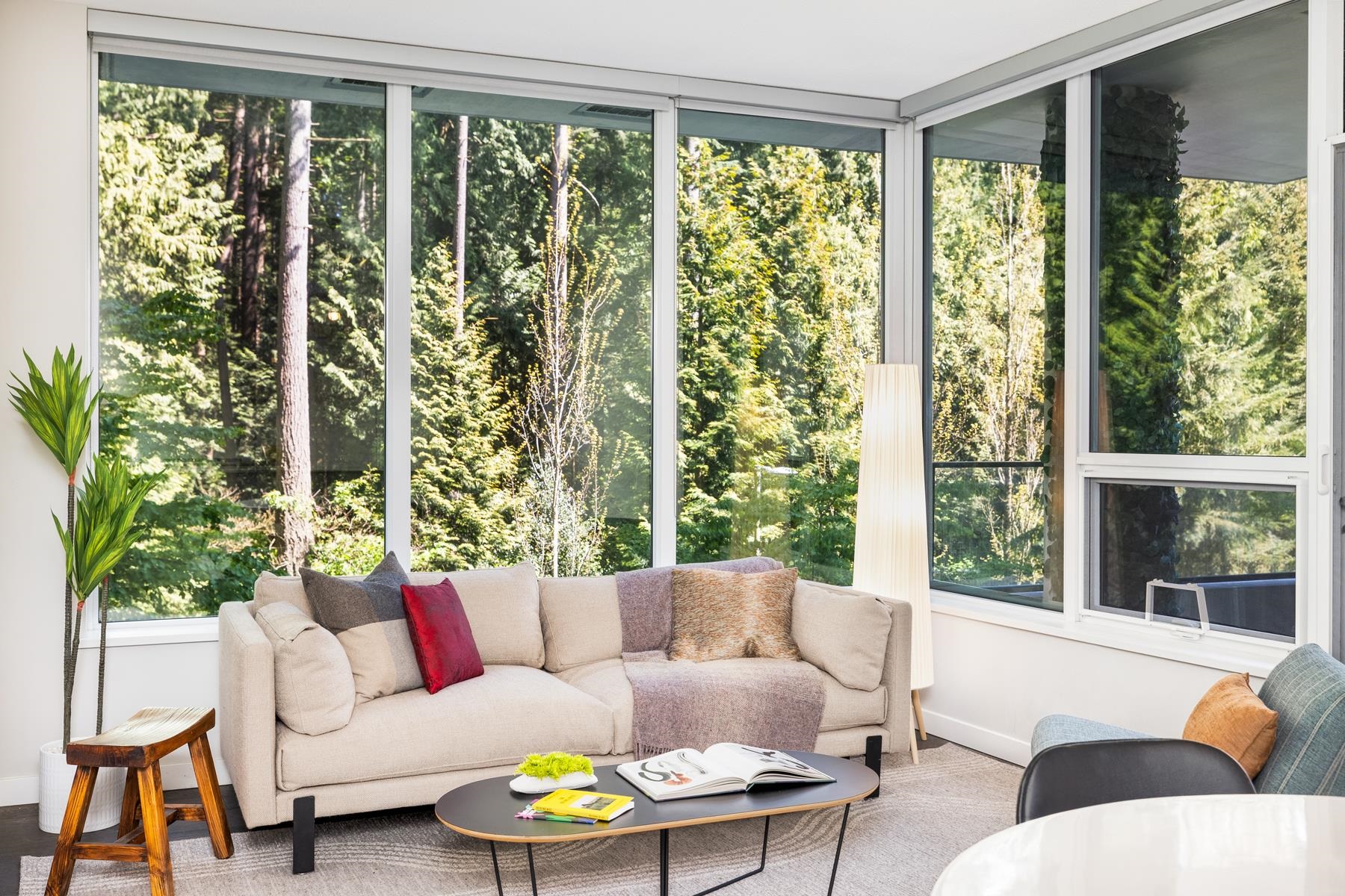 SERENE FOREST VIEWS FROM EVERY ROOM