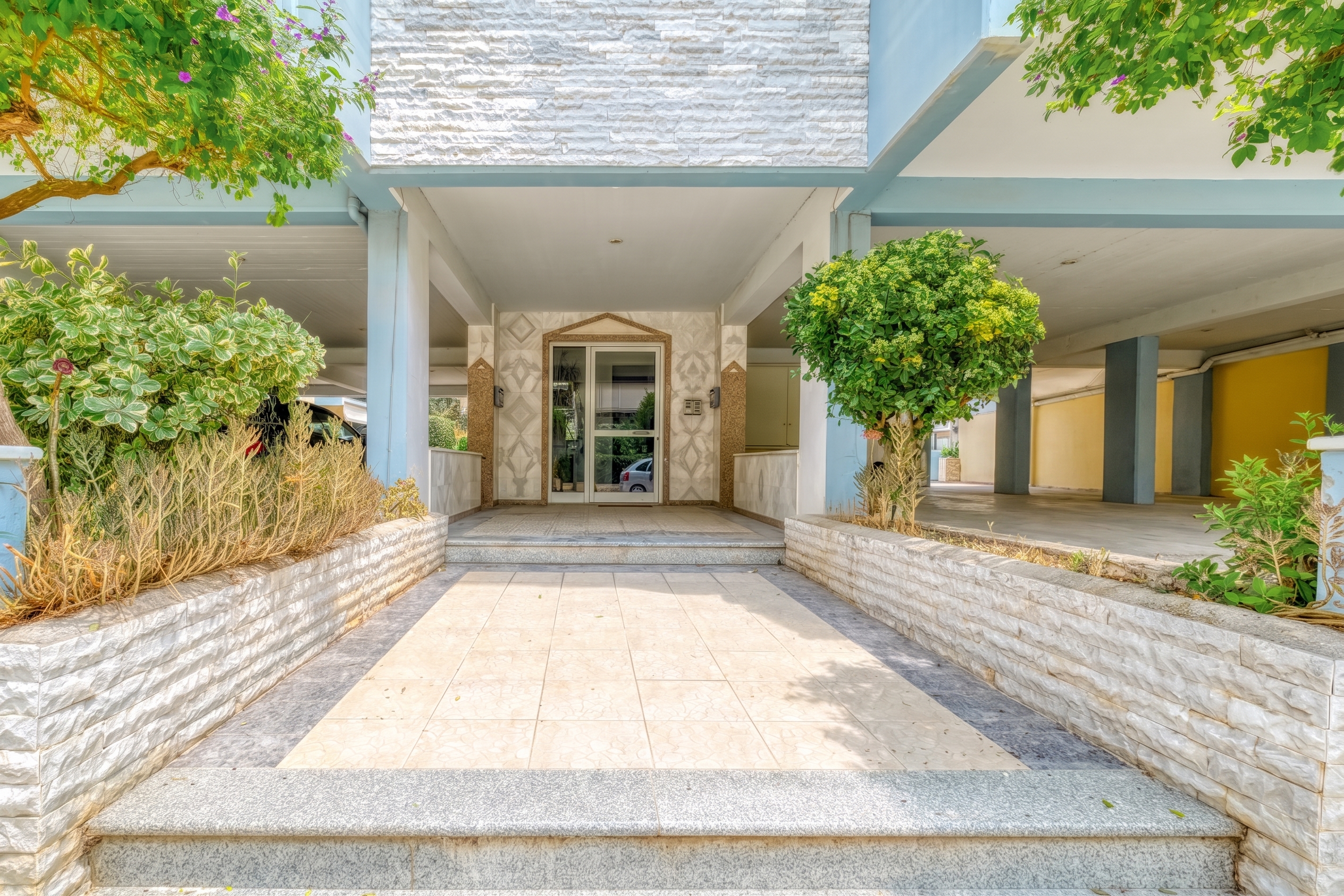Centrally located 80 sq.m. 3rd-floor apartment with private parking & storage in Nafplio
