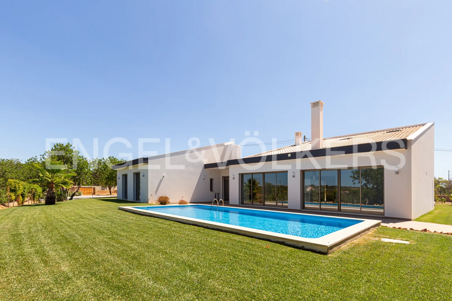 Single-storey 5-bedroom villa with pool