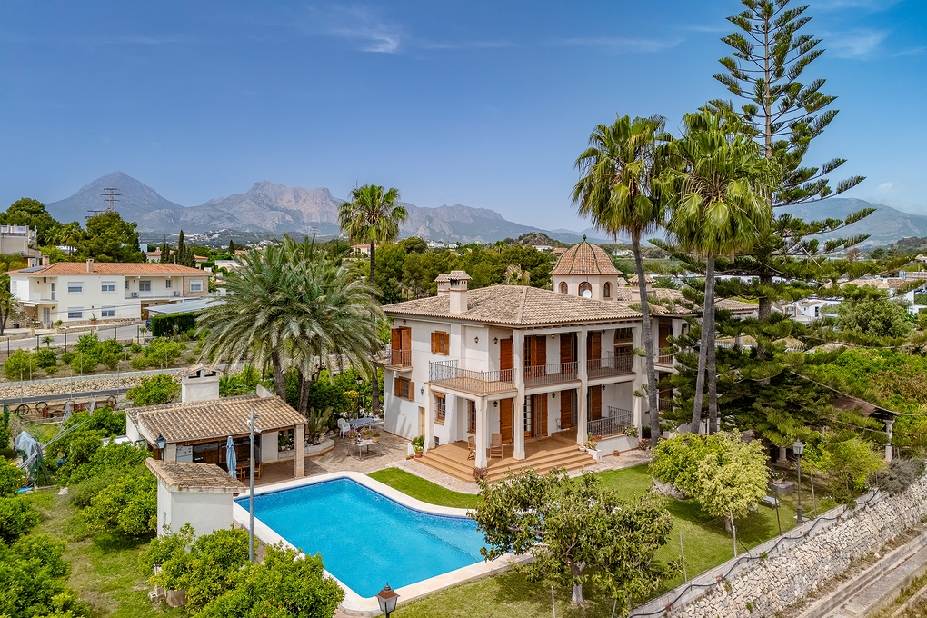 Spacious Villa with Sea Views and Total Privacy