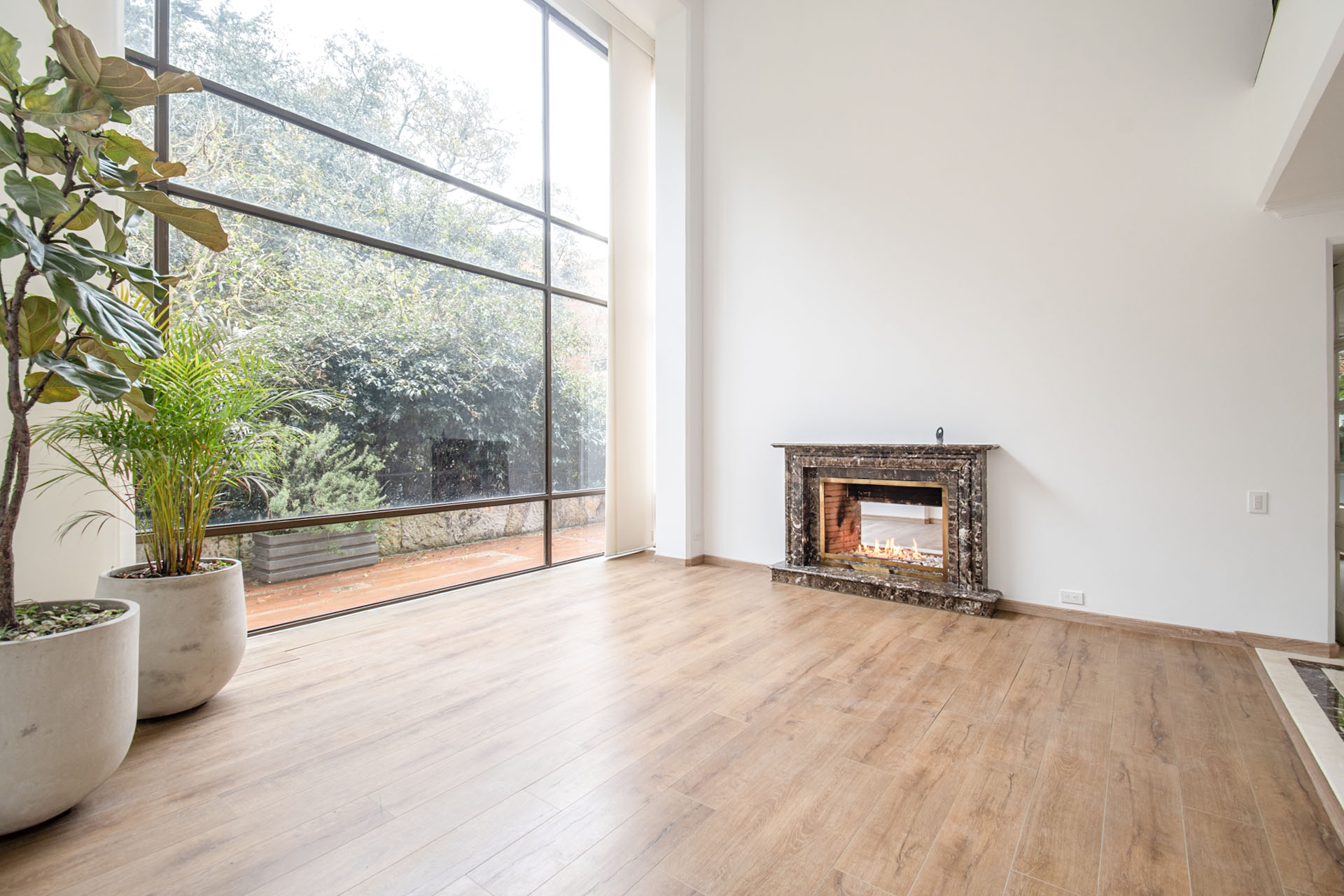 Amplio apartamento con terraza para arriendo en Bosques del Marques