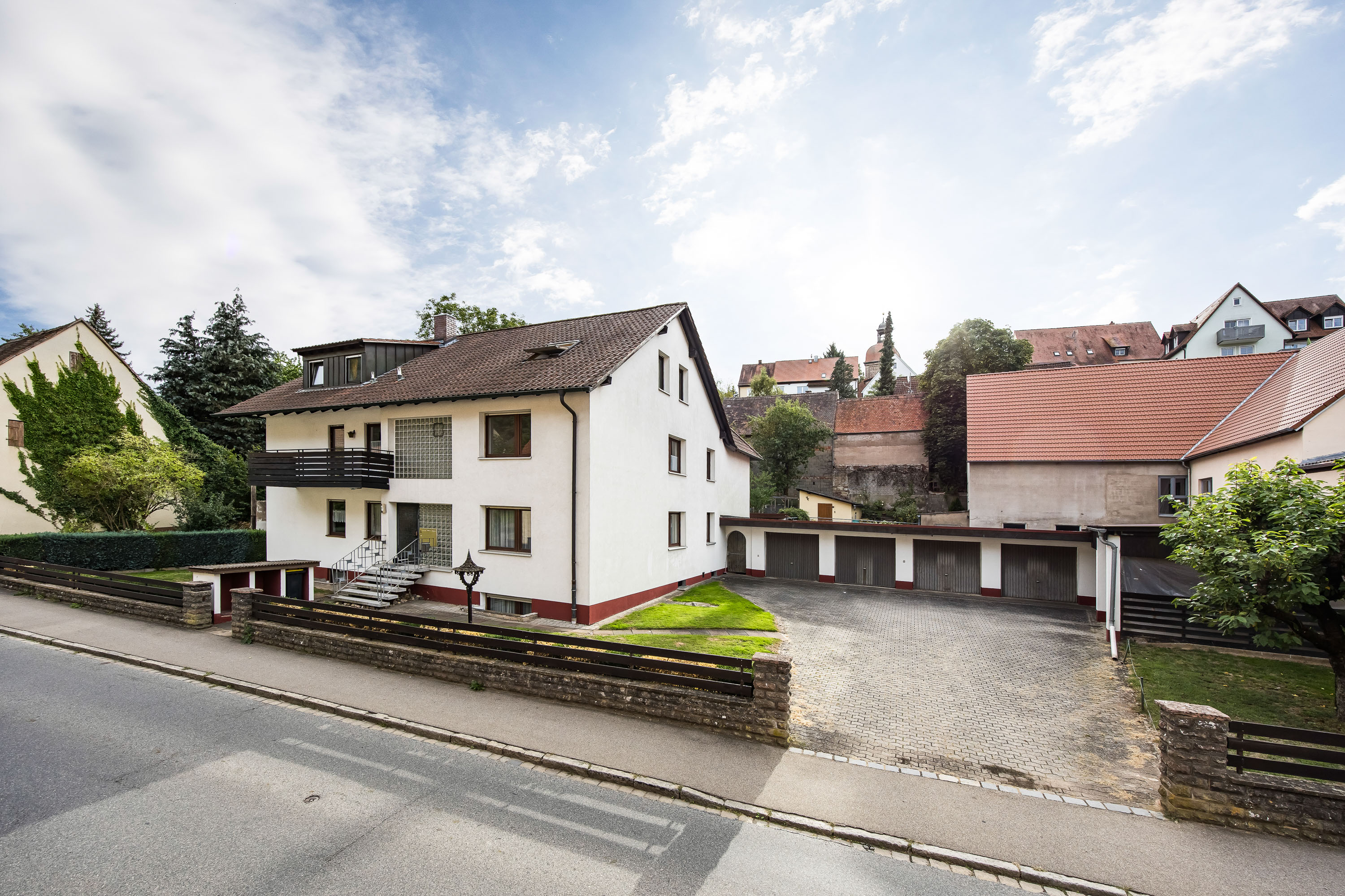 Viel Platz für die ganze Familie – großzügiges Mehrgenerationenhaus mit großem Garten in Roßtal
