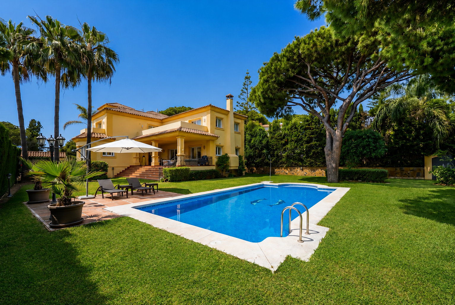 Elegant Villa with Sea Views and Walking Distance to the Beach in Elviria