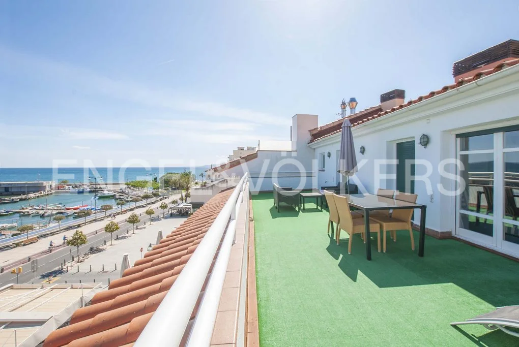 Front line penthouse in Cambrils with panoramic sea views