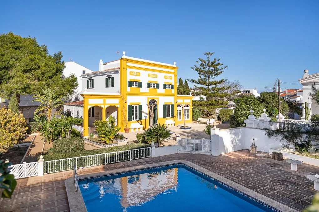 Maravillosa casa señorial con jardín y piscina en Sant Lluís