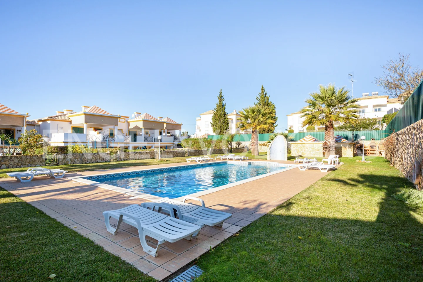 Townhouse in condominium with swimming pool in Albufeira