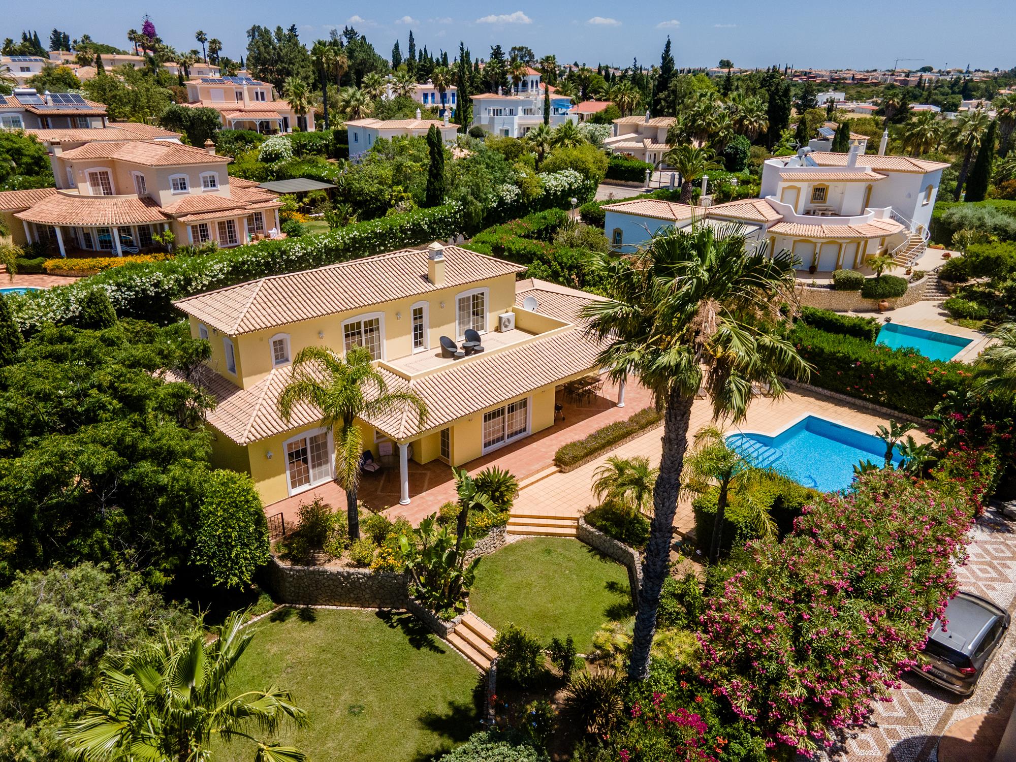 Exceptional 4-Bed Villa with Pool & Panoramic Views in Presa da Moura