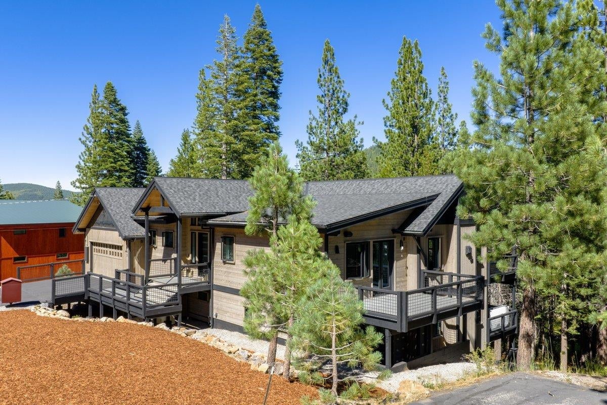 Newly built retreat among the pines of Tahoe-Donner