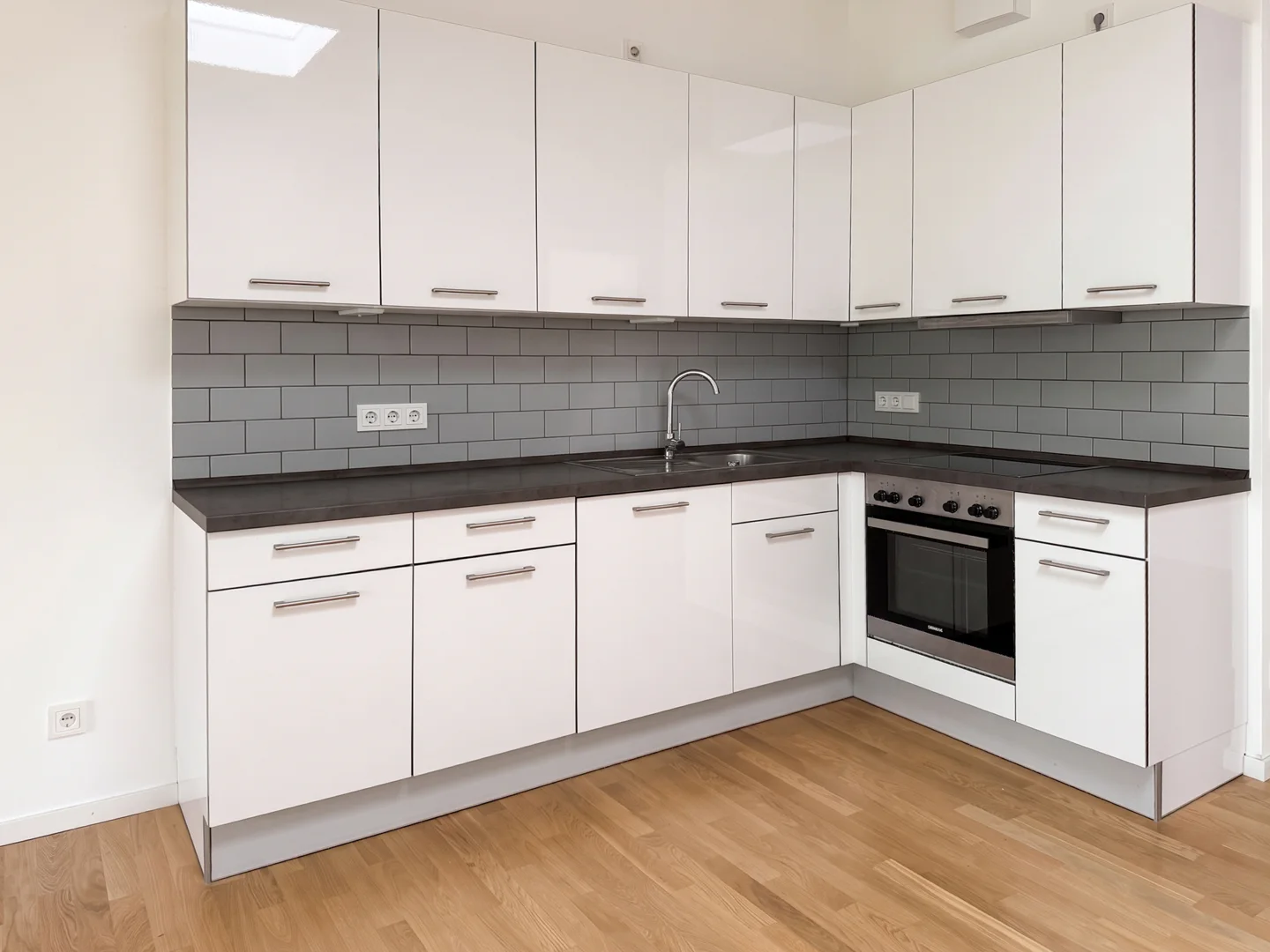 Moderne 3 Zimmer-Dachgeschosswohnung mit Aufdachterrasse - Photo 1