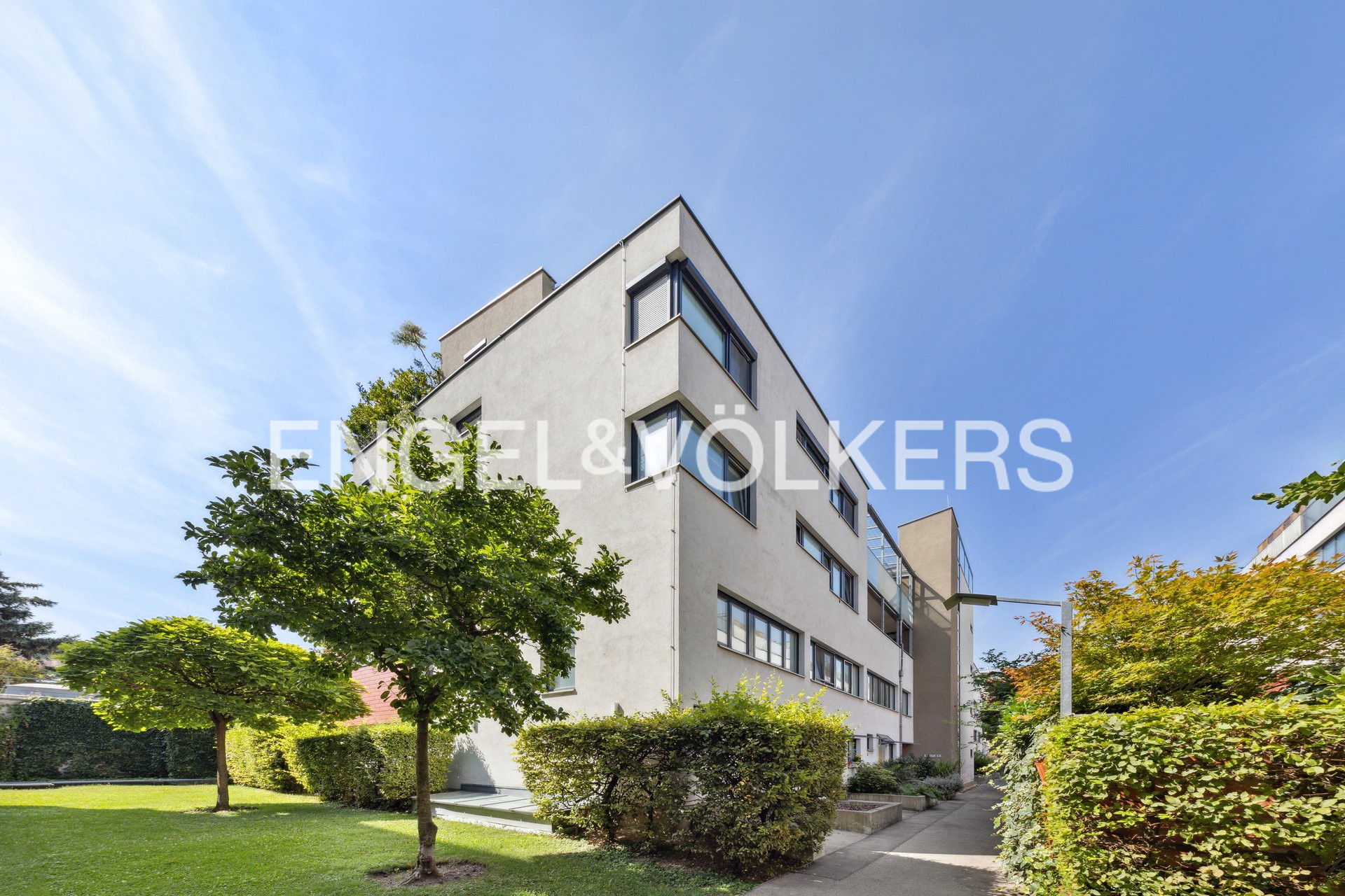 Quiet top-floor apartment with terrace and roof garden