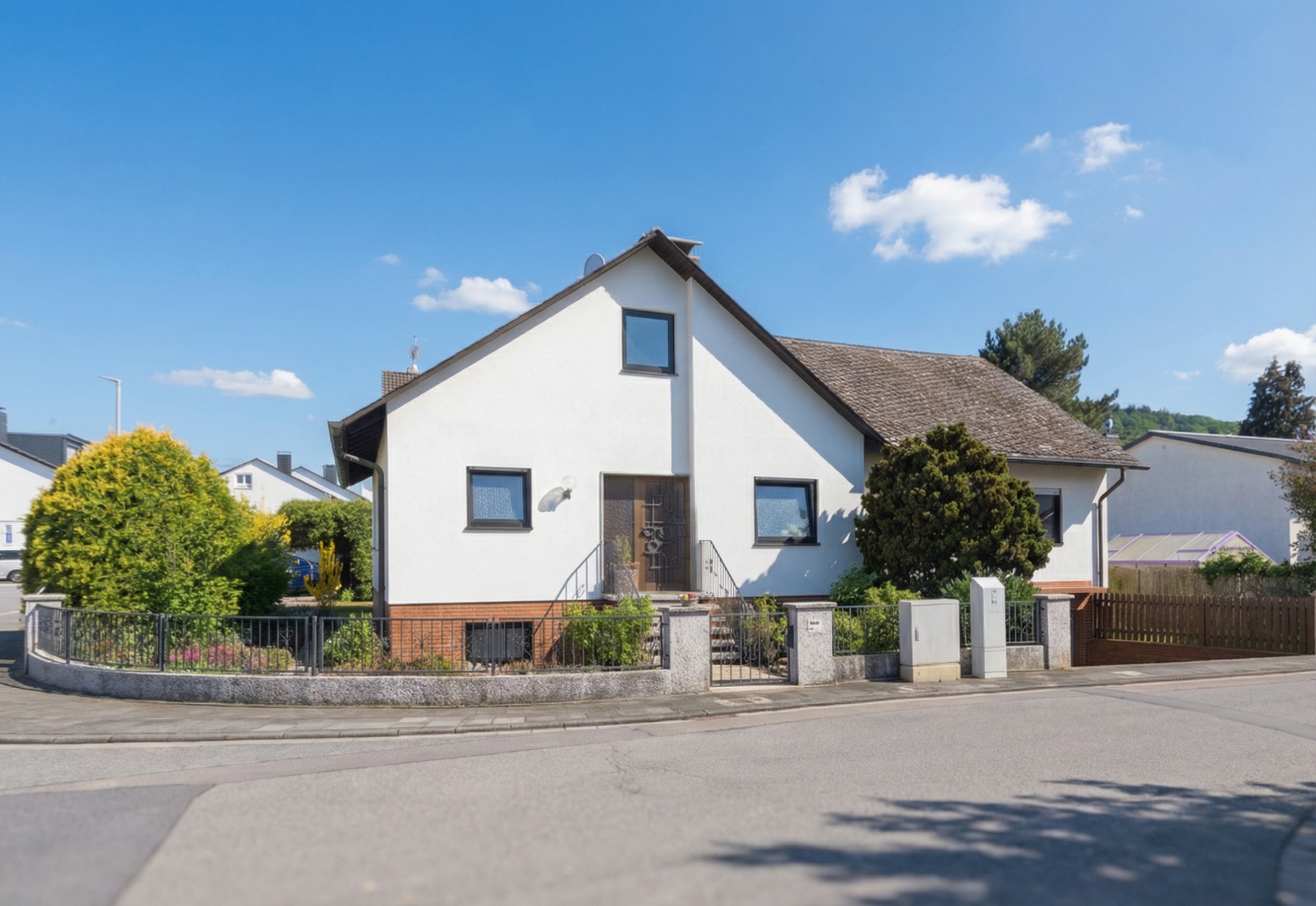 Freistehendes Einfamilienhaus mit Einliegerwohnung, Südwestgarten und Ausbaureserve in ruhiger Lage von Kelkheim