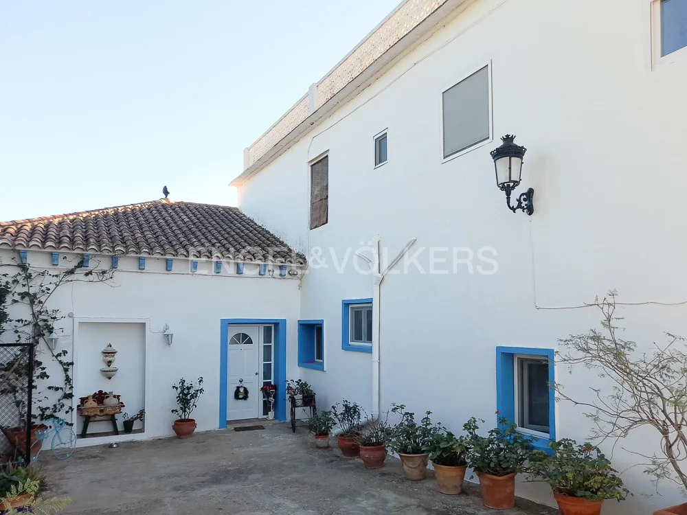 Three independent houses on a large lot in Riba Roja de Turia
