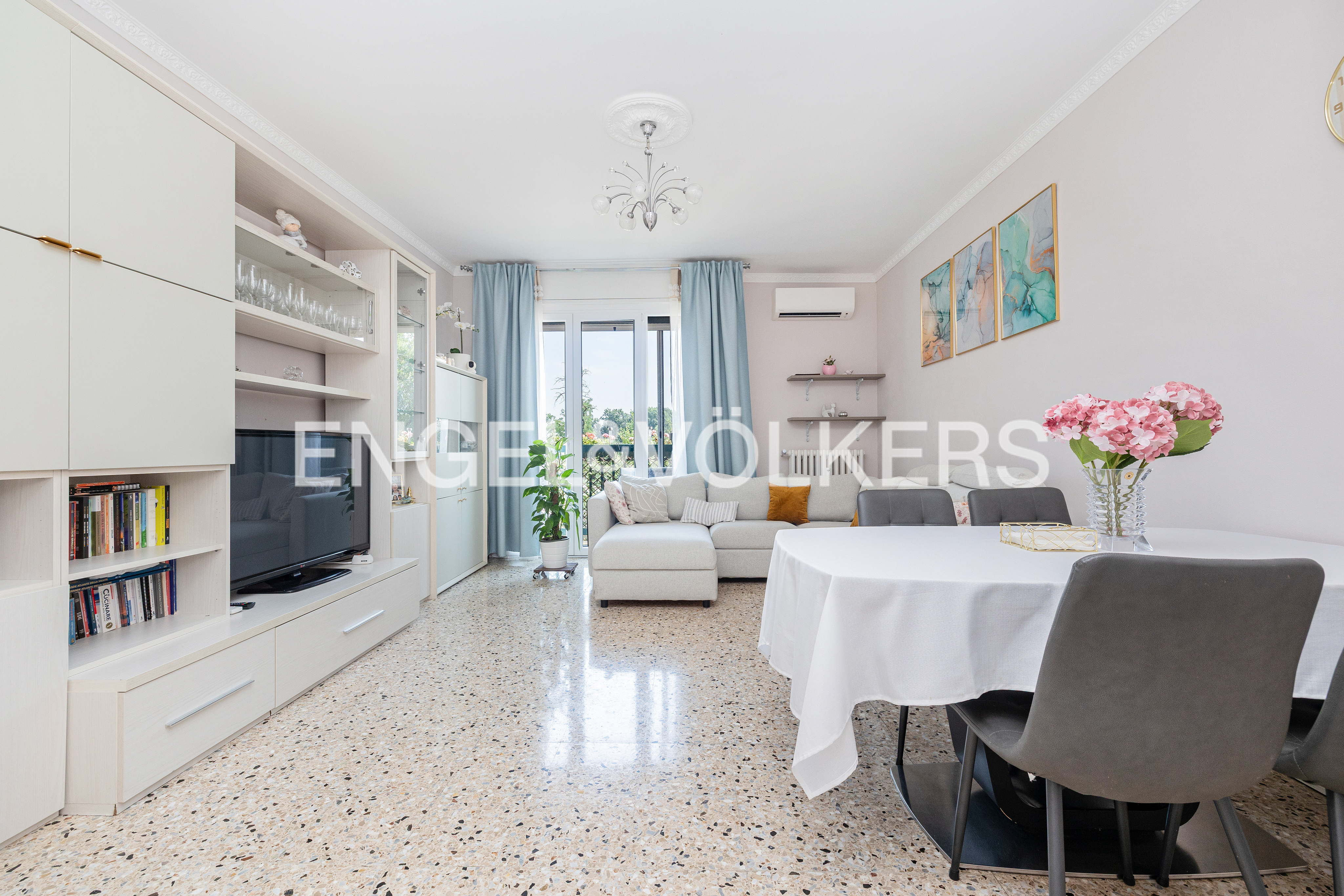 Spacious renovated five-room apartment a few steps from the M4 San Cristoforo