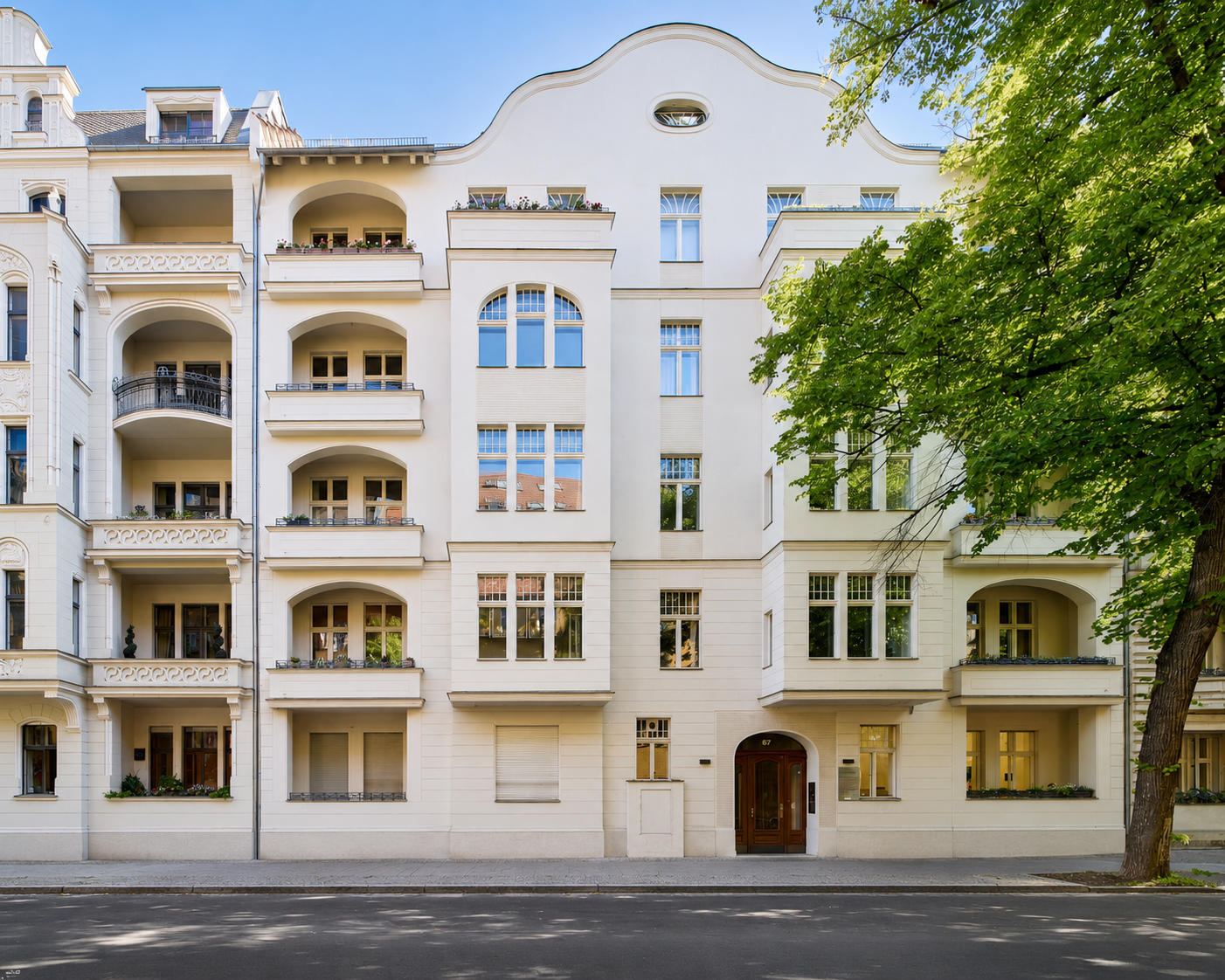 Mommsenstraße ! Hochwertig sanierte Altbauwohnung !