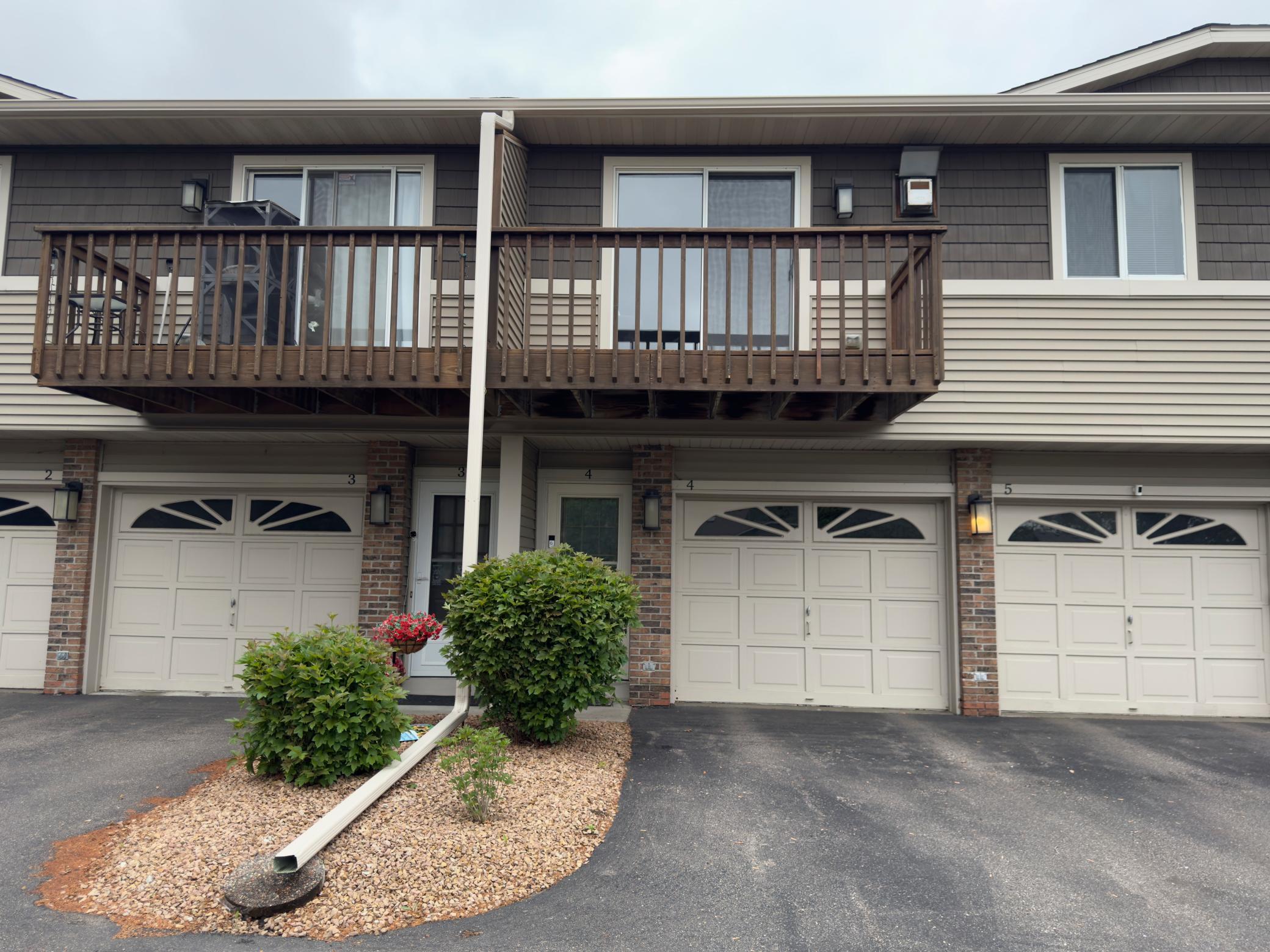 Charming 2-BR Townhome with Private Balcony