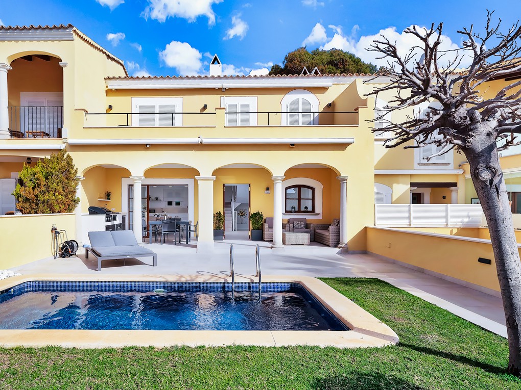Terraced house with pool and partial sea view