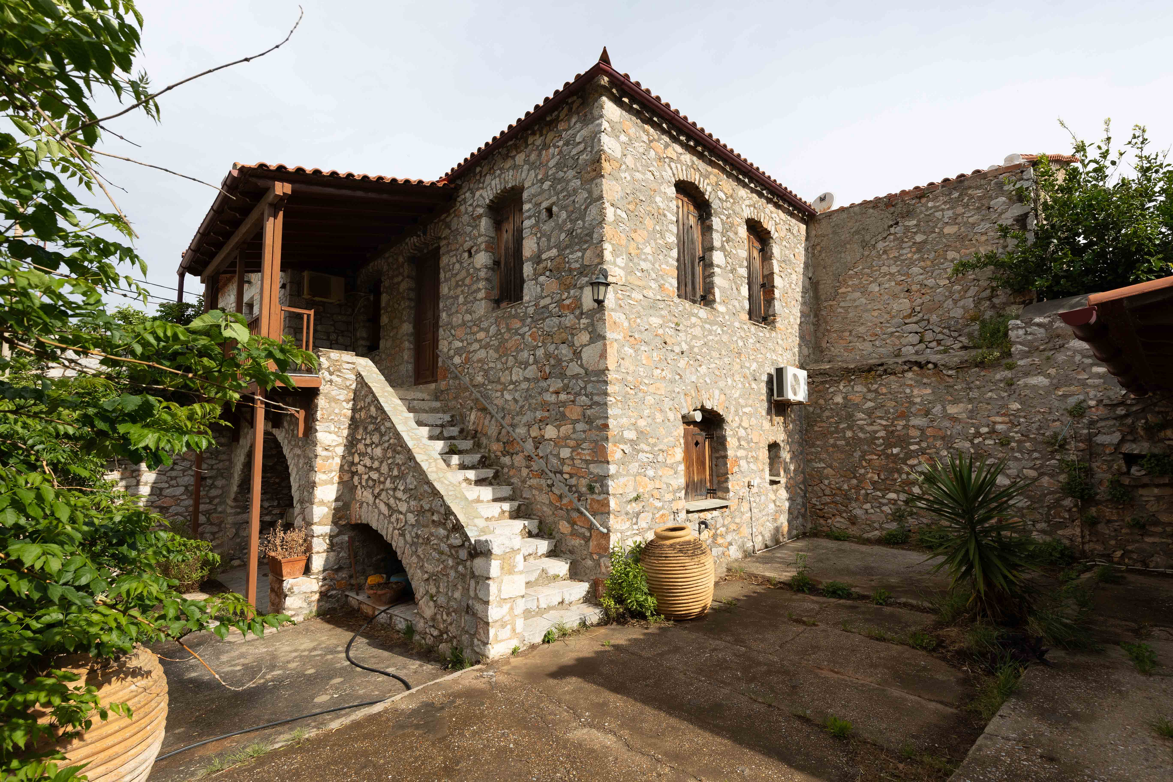 Traditionelles Steinhaus mit Panoramablick auf die Bucht von Oitylo
