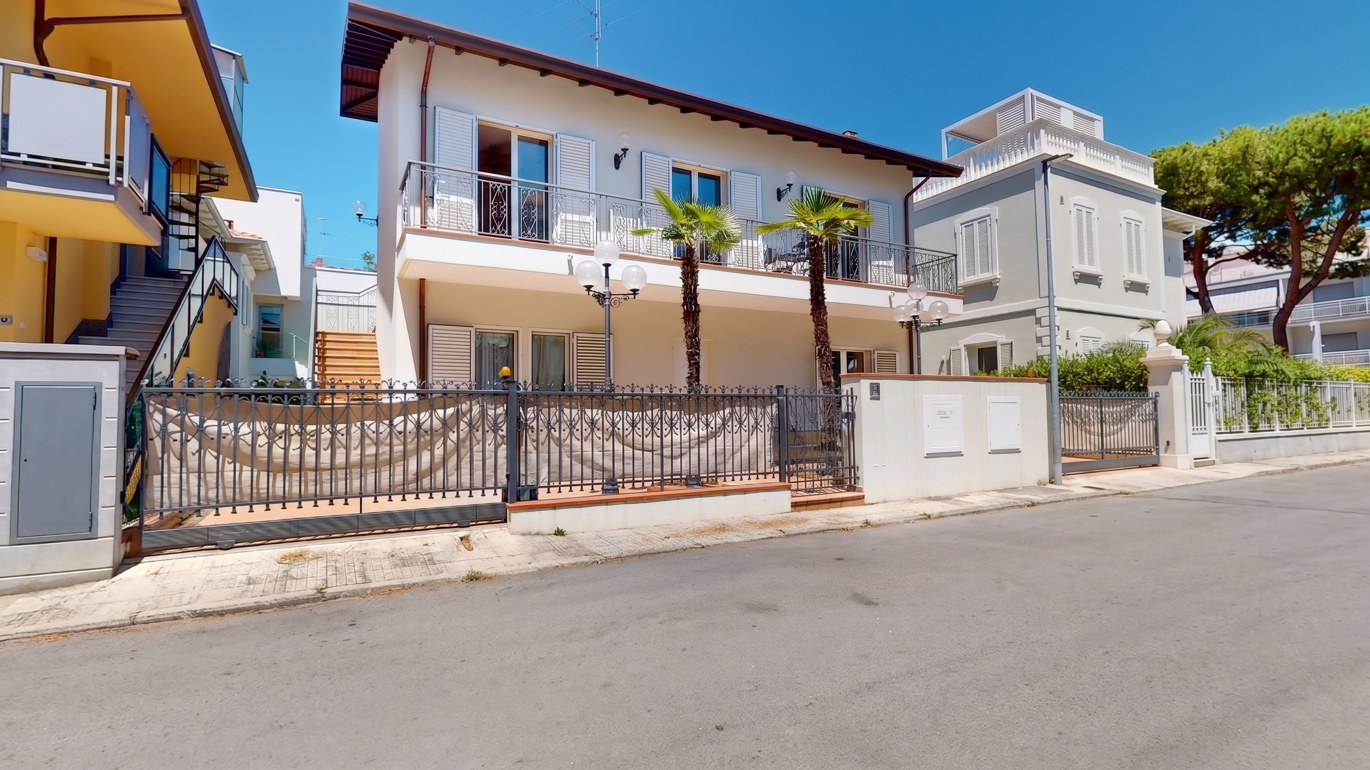 Der Charme der Villa am Meer im Herzen der Morgendämmerung