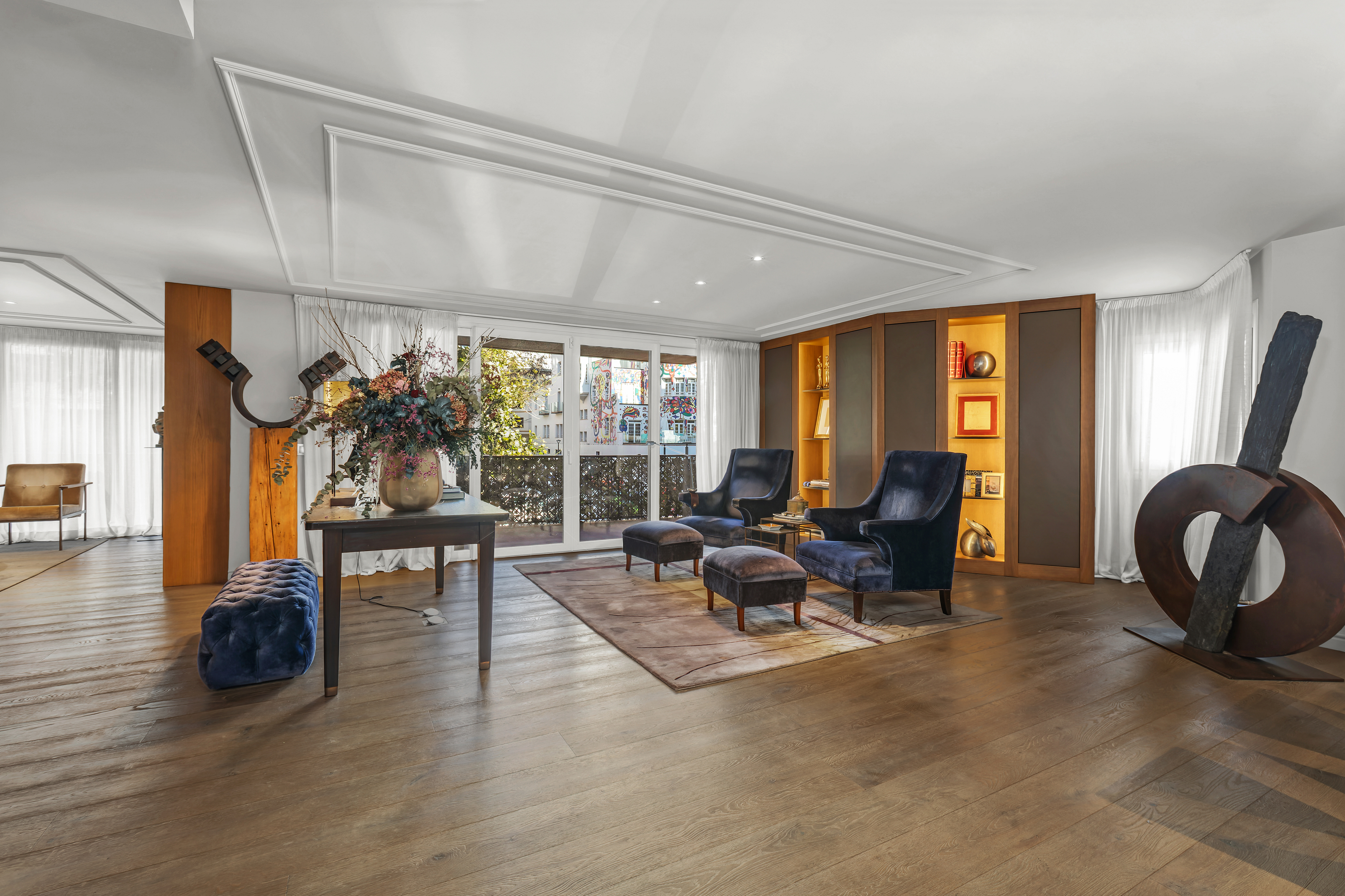 Spacious and elegant apartment with designer furniture in an exclusive building on the Paseo Maritimo