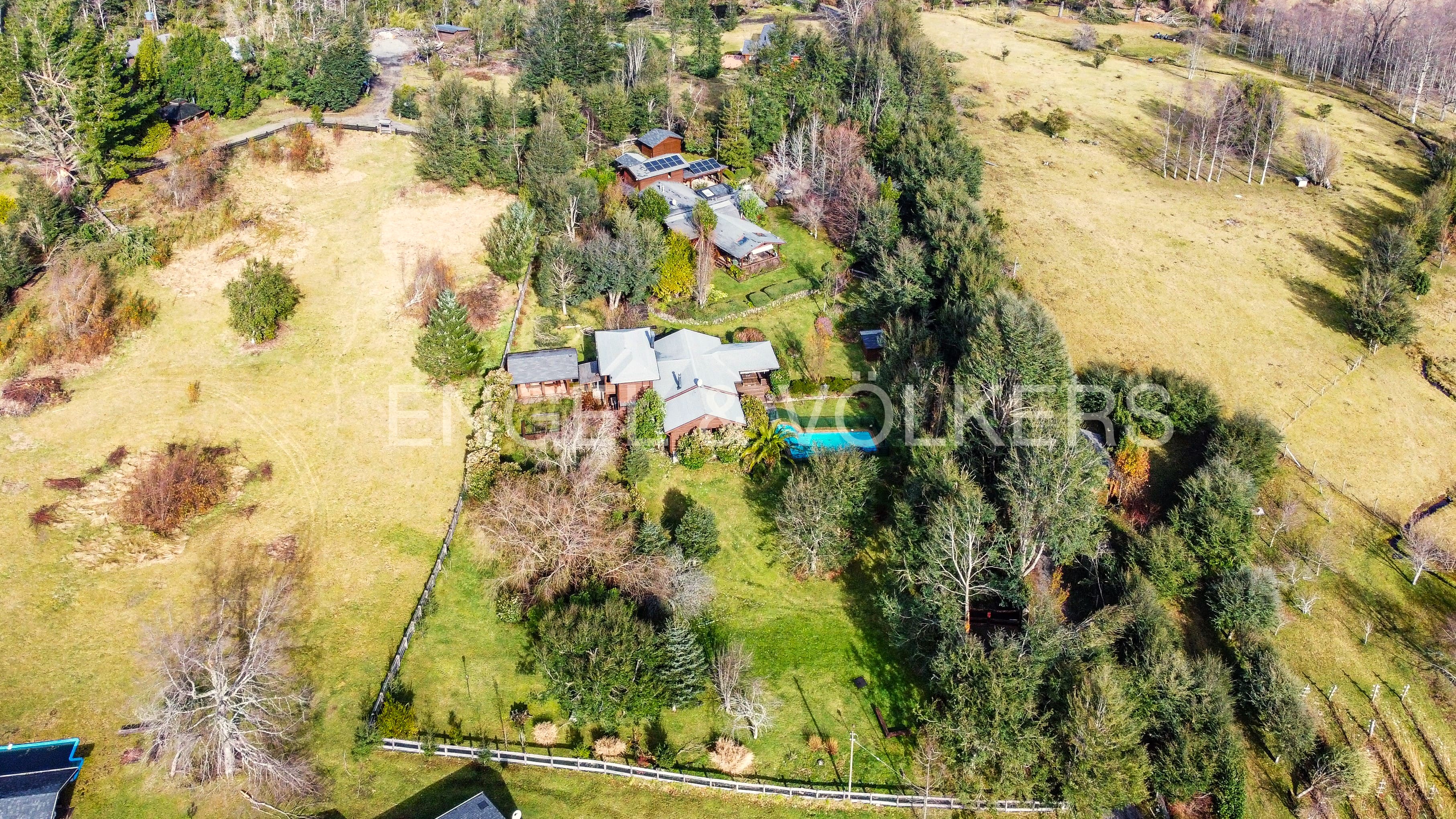 Casa familiar con parque, piscina y un gran quincho en Pucón