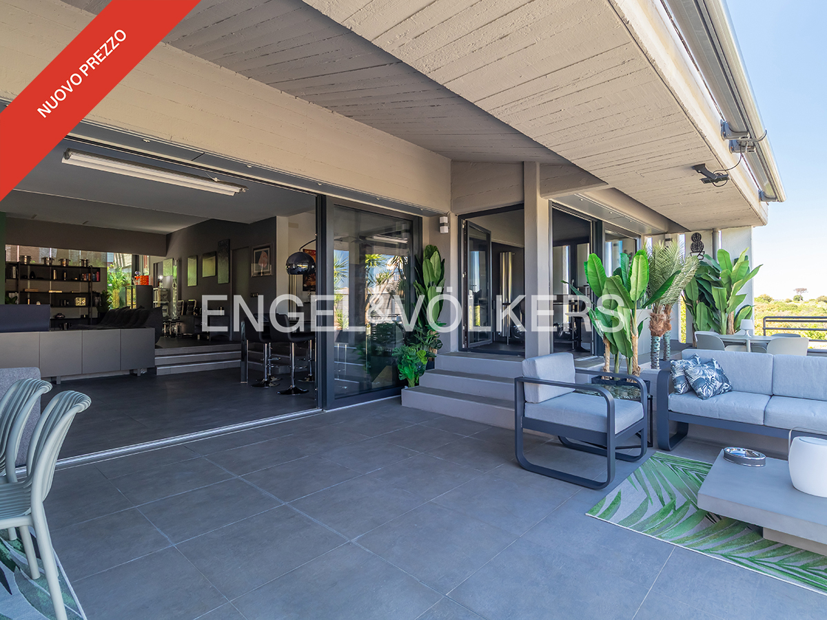 Prestigious designer penthouse on Via Calalzo