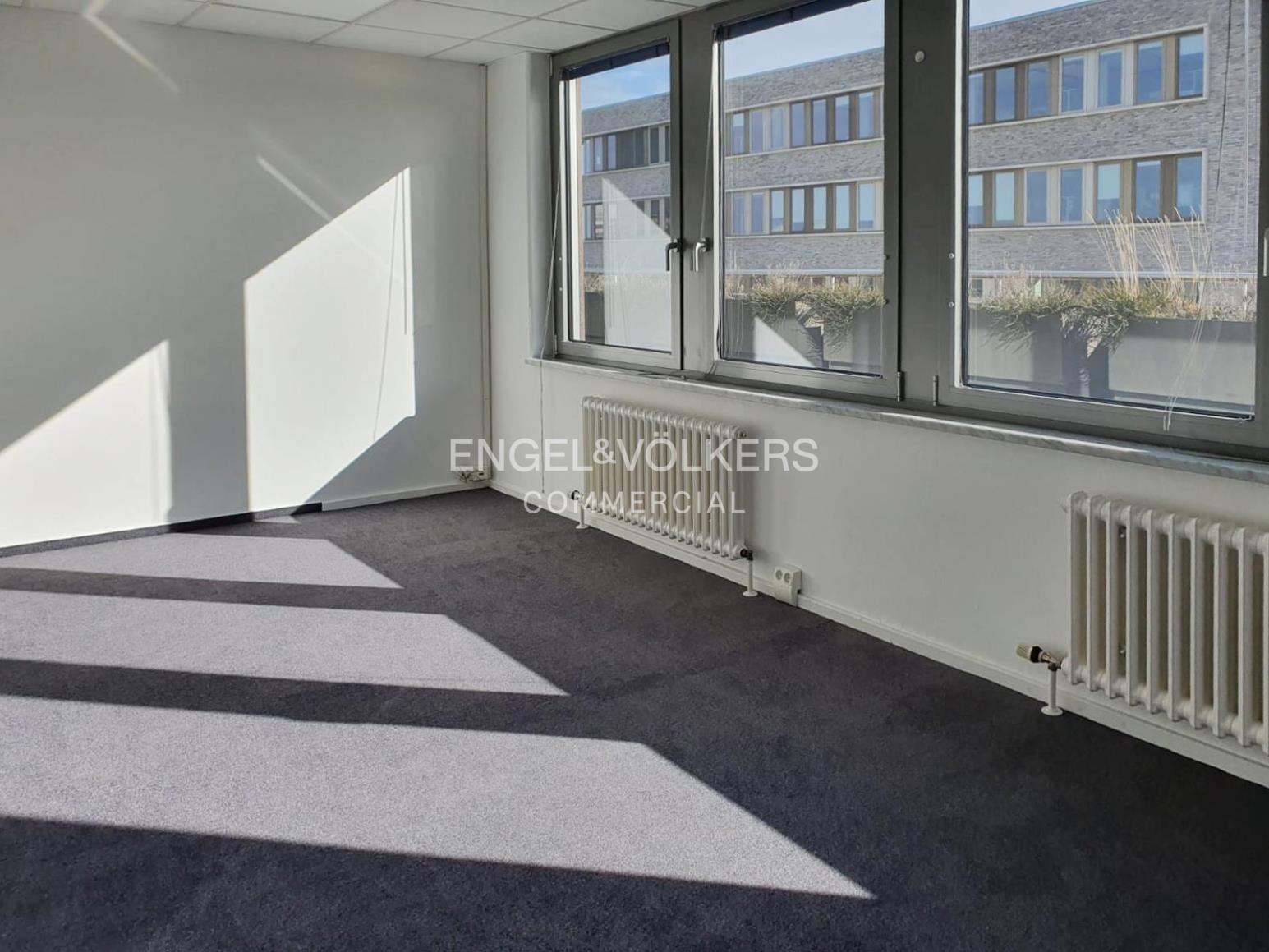 Modernes Büro mit Terrasse