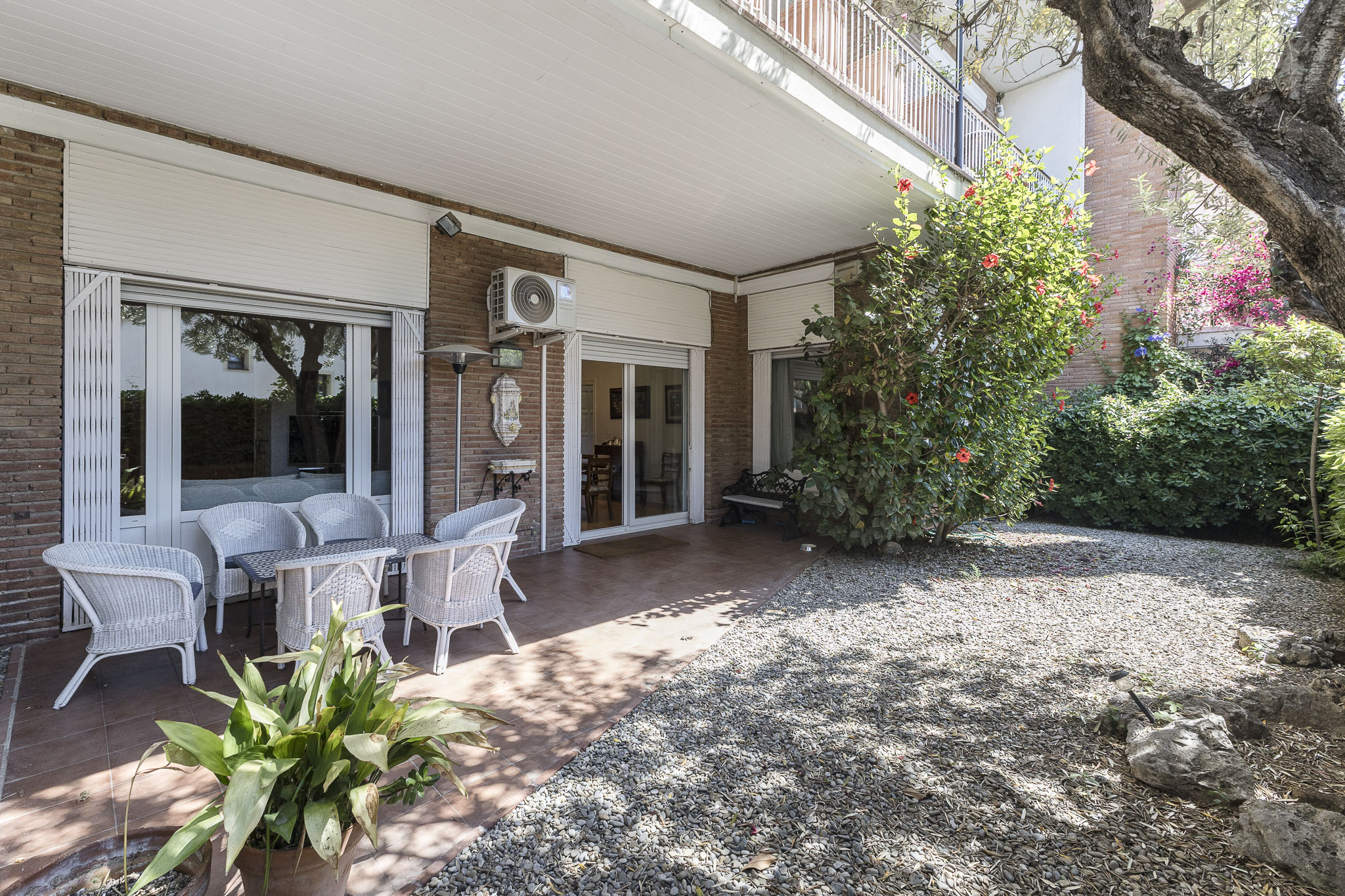 Spacious and bright ground floor in upper area