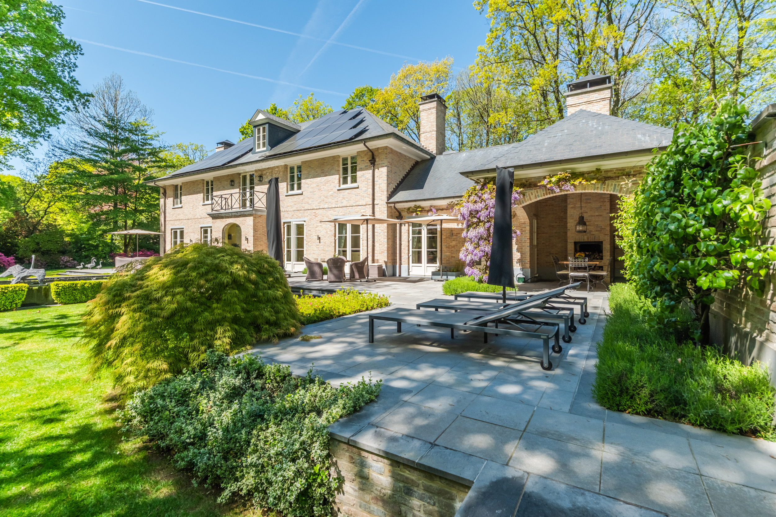 Prestigious residence on an estate of over one hectare, due south facing