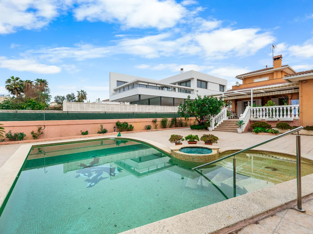 Bonito y amplio chalet con terrazas y piscina en Cuidad Jardin