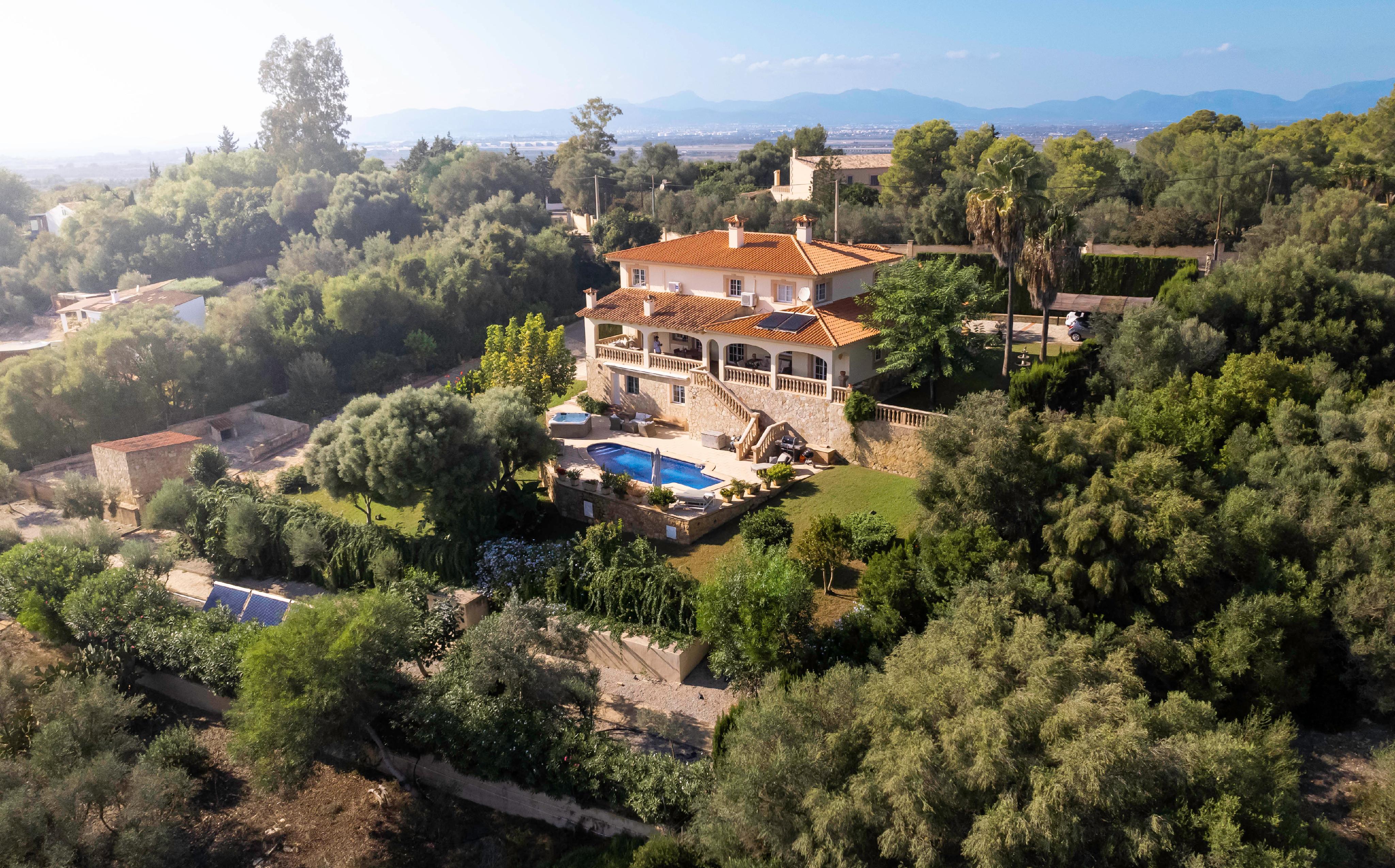 Exclusiva villa mediterránea en ubicación céntrica y con extensas comodidades
